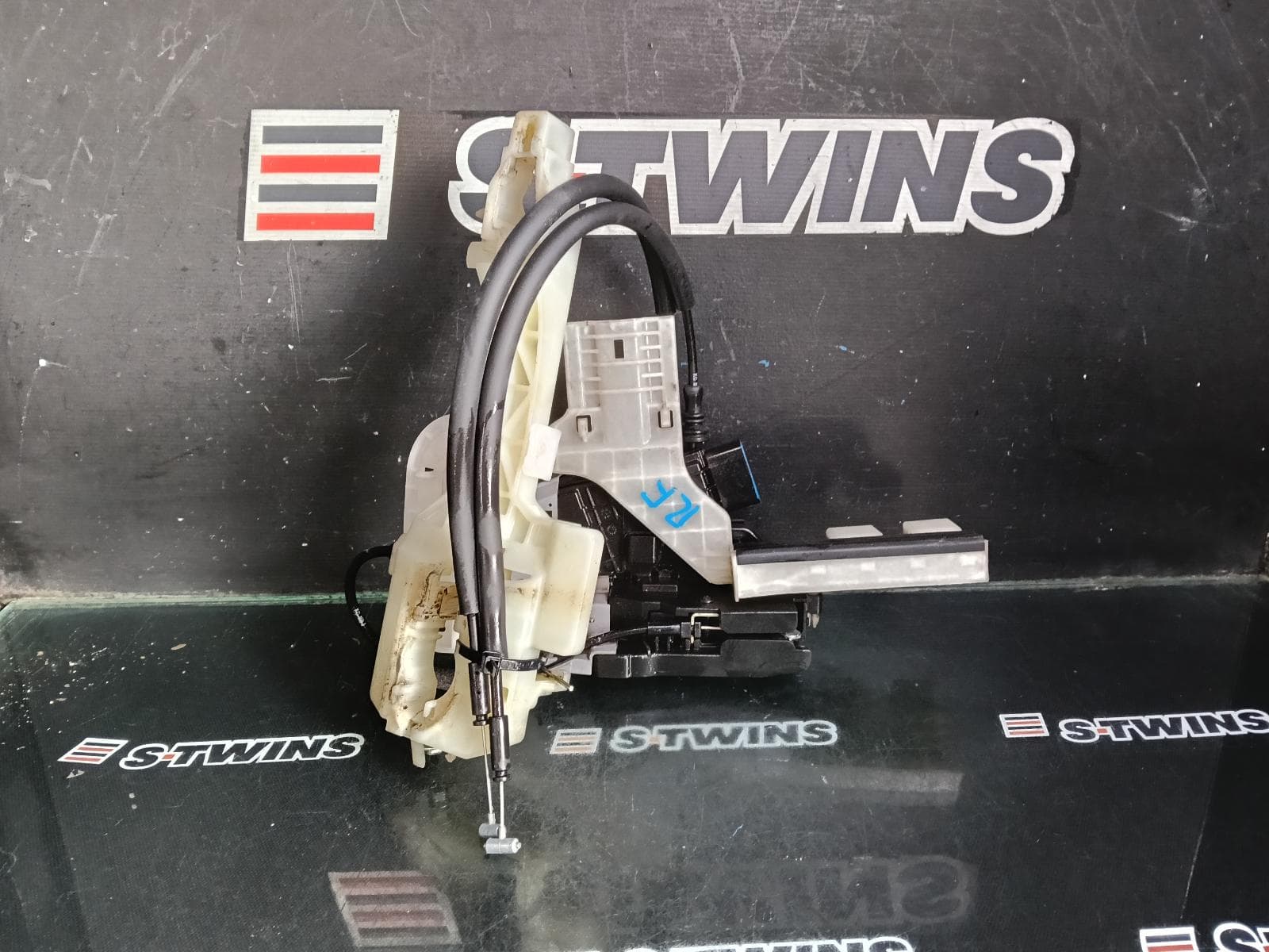 Used auto part listing image: 2017 HYUNDAI TUCSON DOOR BOOT GATE LOCK RIGHT FRONT DOOR LOCK, VIN KMH, TL, 06/15-01/21 0000396448
