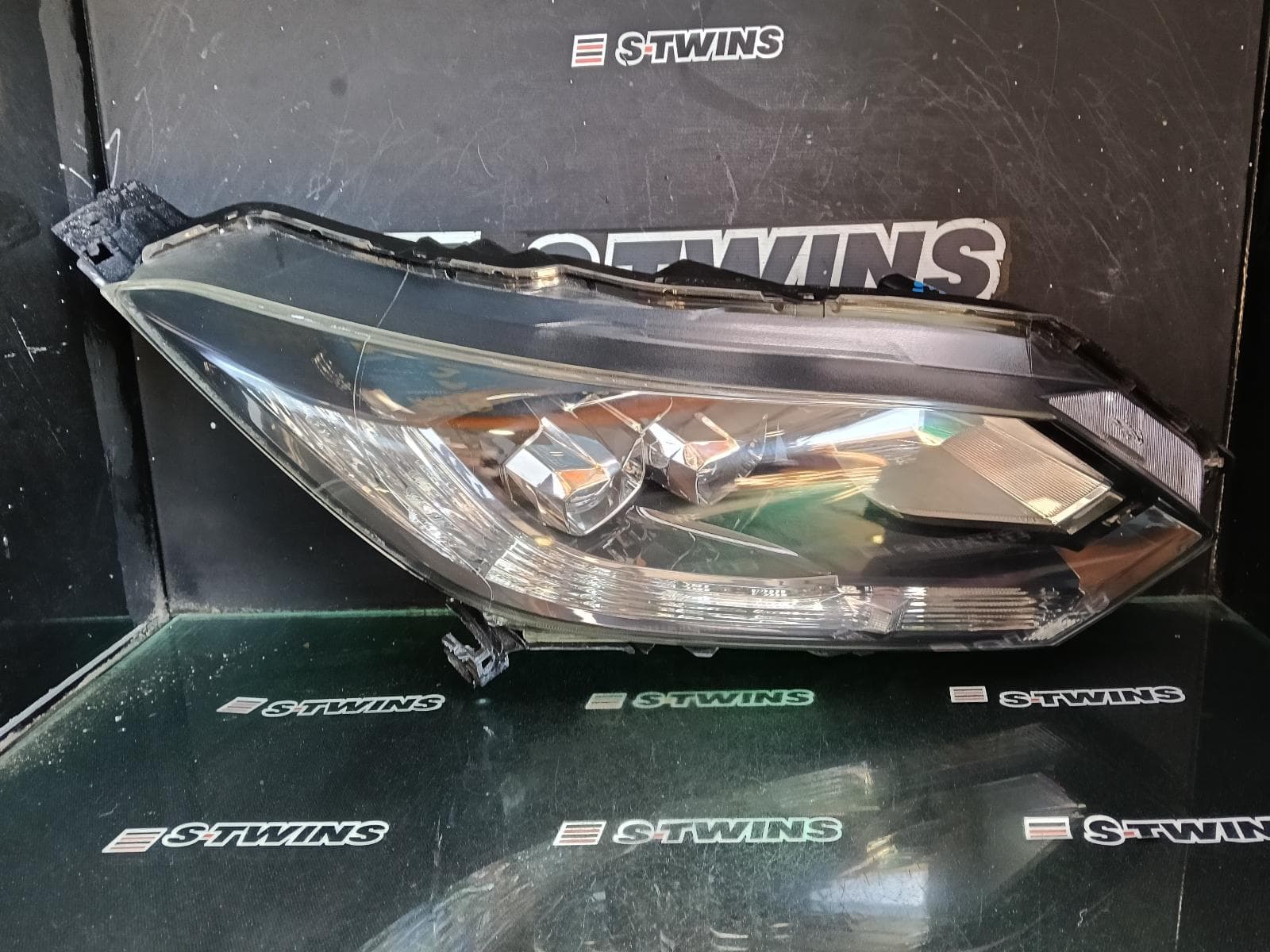 Used auto part listing image: 2018 HONDA HRV RIGHT HEADLAMP RU, VTi-S/VTi-L, LED TYPE, 12/14-06/18 0000395353