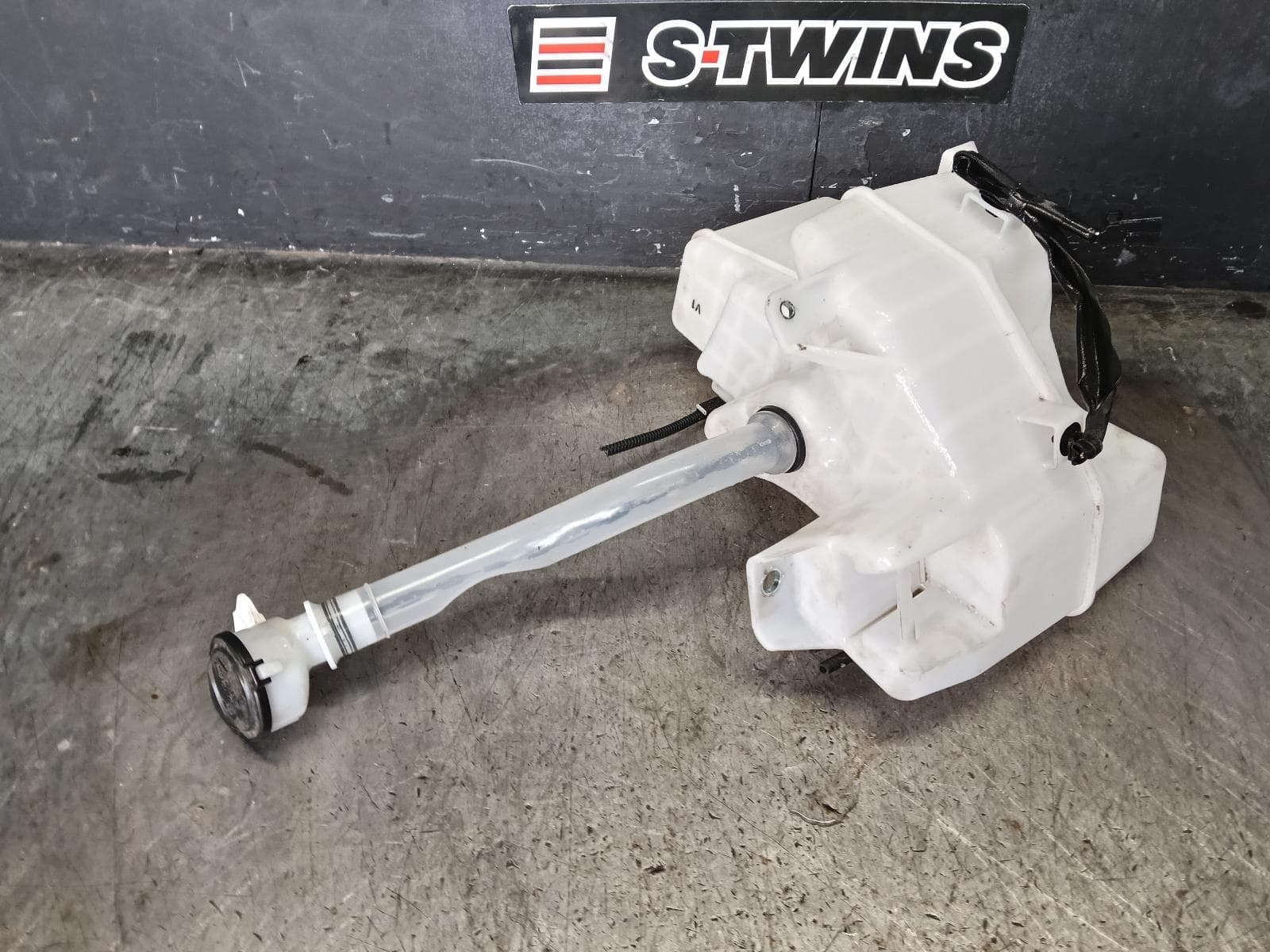 Used auto part listing image: 2025 TOYOTA COROLLA WASHER BOTTLE E210, 07/18- 0000423576