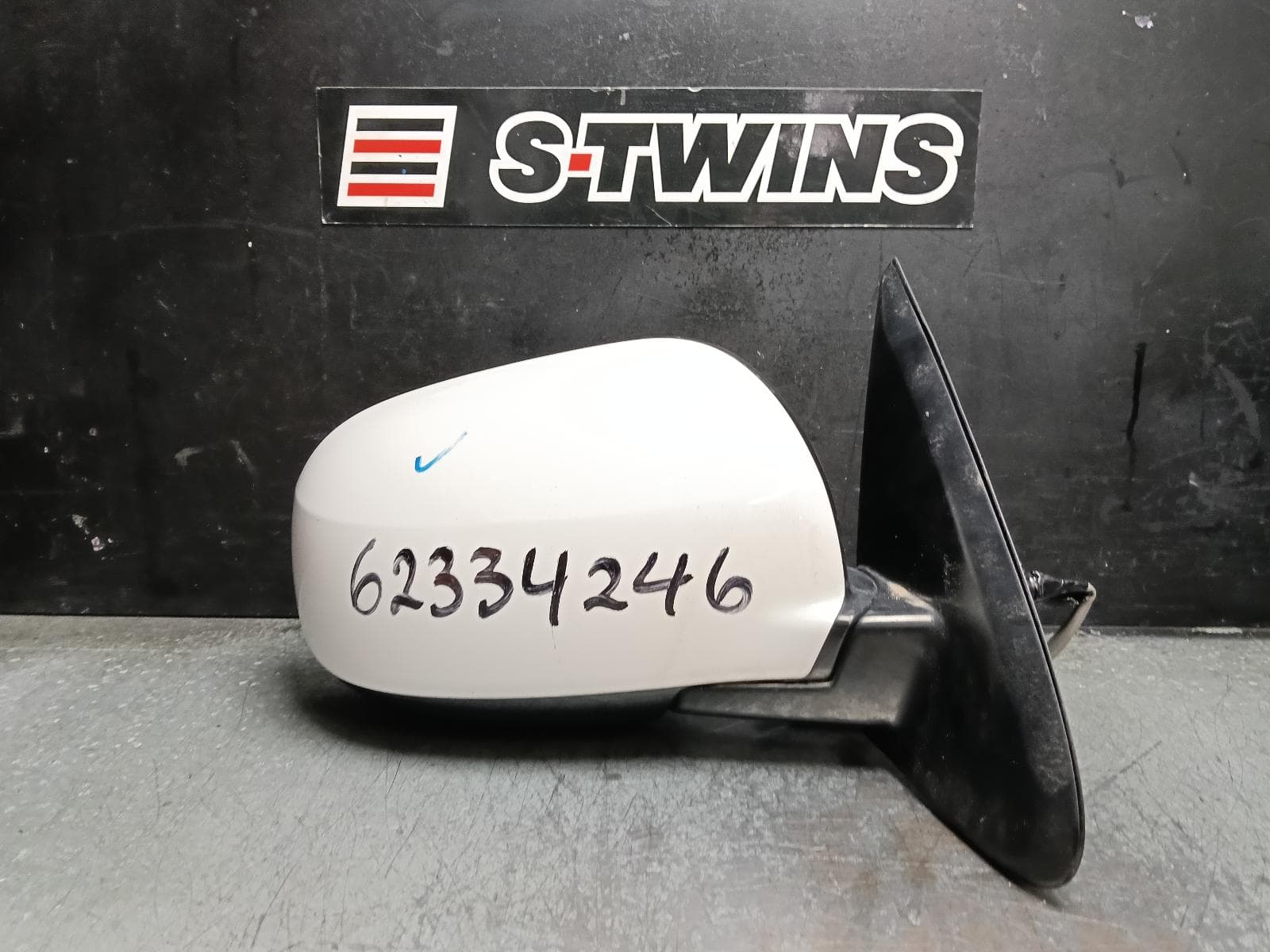 Used auto part listing image: 2021 MITSUBISHI OUTLANDER RIGHT DOOR MIRROR ZK-ZL, NON FLASHER, MANUAL FOLD, NON CAMERA TYPE, 07/15-07/21 0000423542