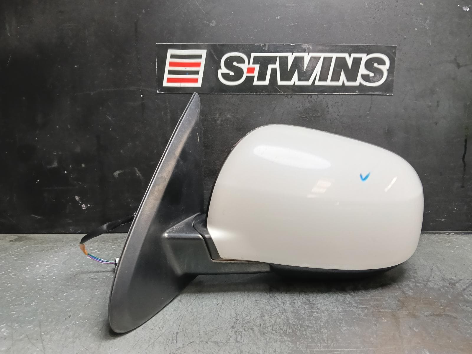 Used auto part listing image: 2021 MITSUBISHI OUTLANDER LEFT DOOR MIRROR ZK-ZL, NON FLASHER, MANUAL FOLD, NON CAMERA TYPE, 07/15-07/21 0000423543