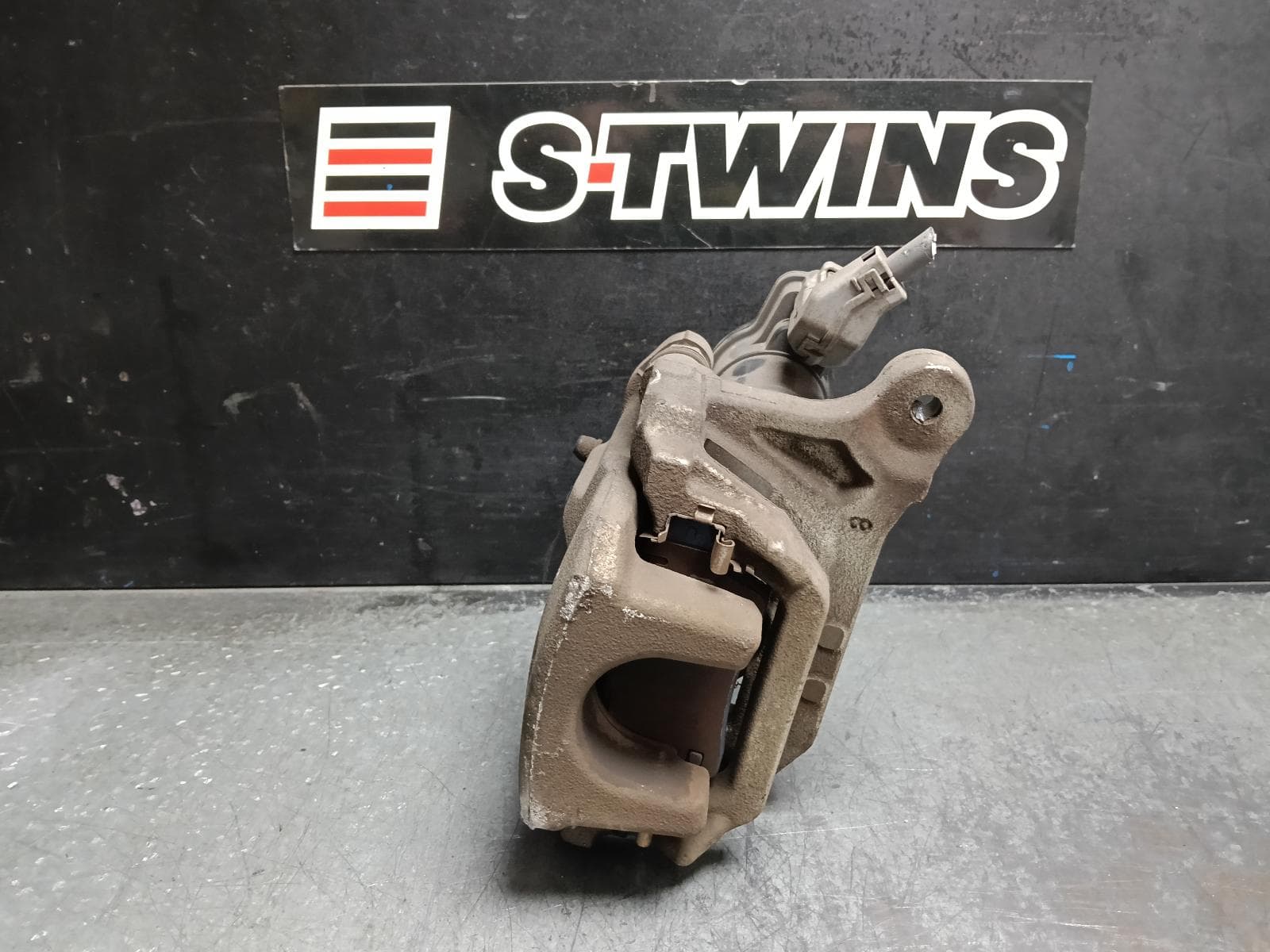 Used auto part listing image: 2021 MITSUBISHI OUTLANDER CALIPER RH REAR, ZL, 04/18-07/21 0000423545