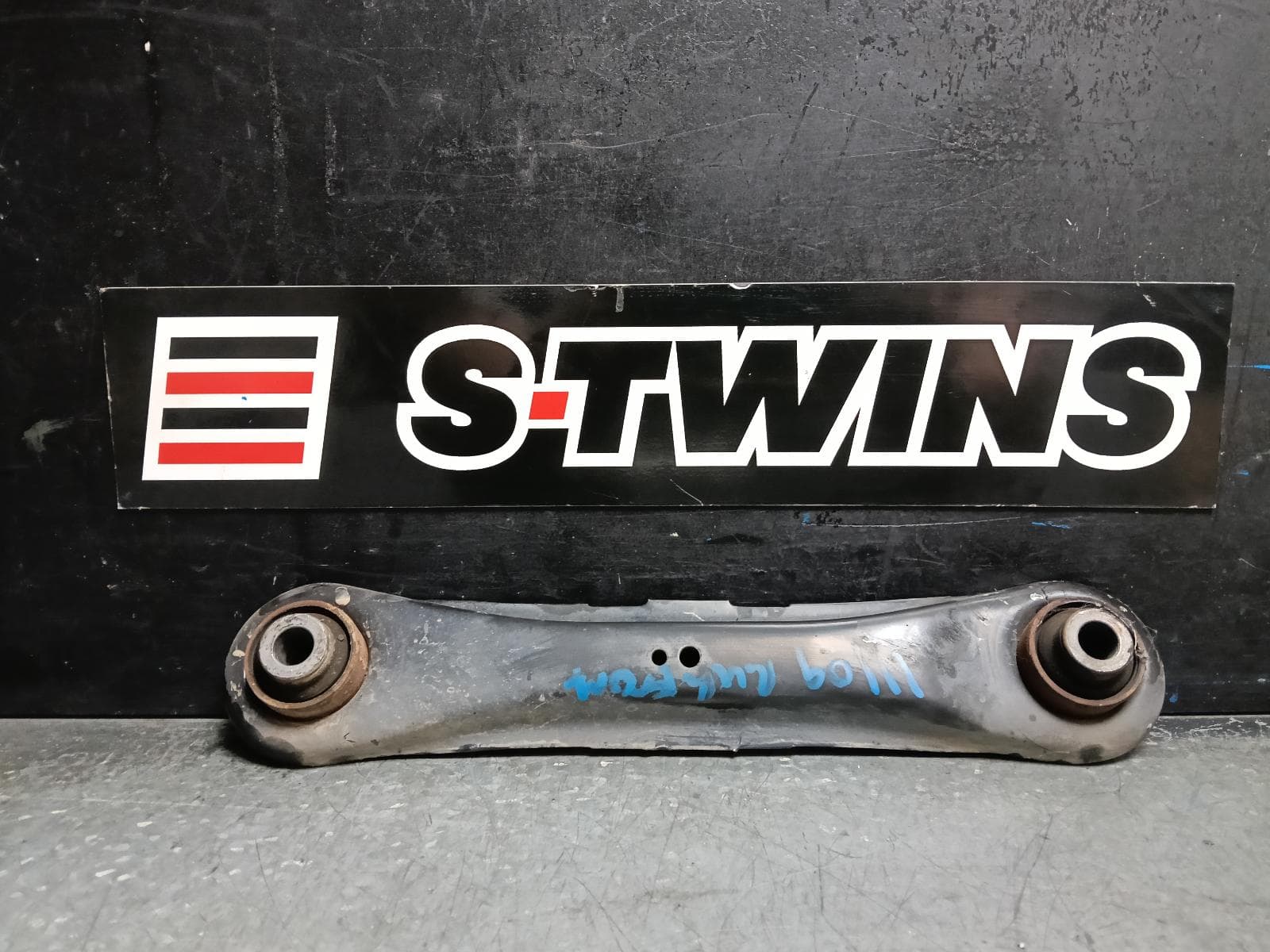 Used auto part listing image: 2021 MITSUBISHI OUTLANDER RIGHT REAR TRAILING ARM LOWER CONTROL ARM-FRONT, ZJ-ZL, 10/12-07/21 0000423547