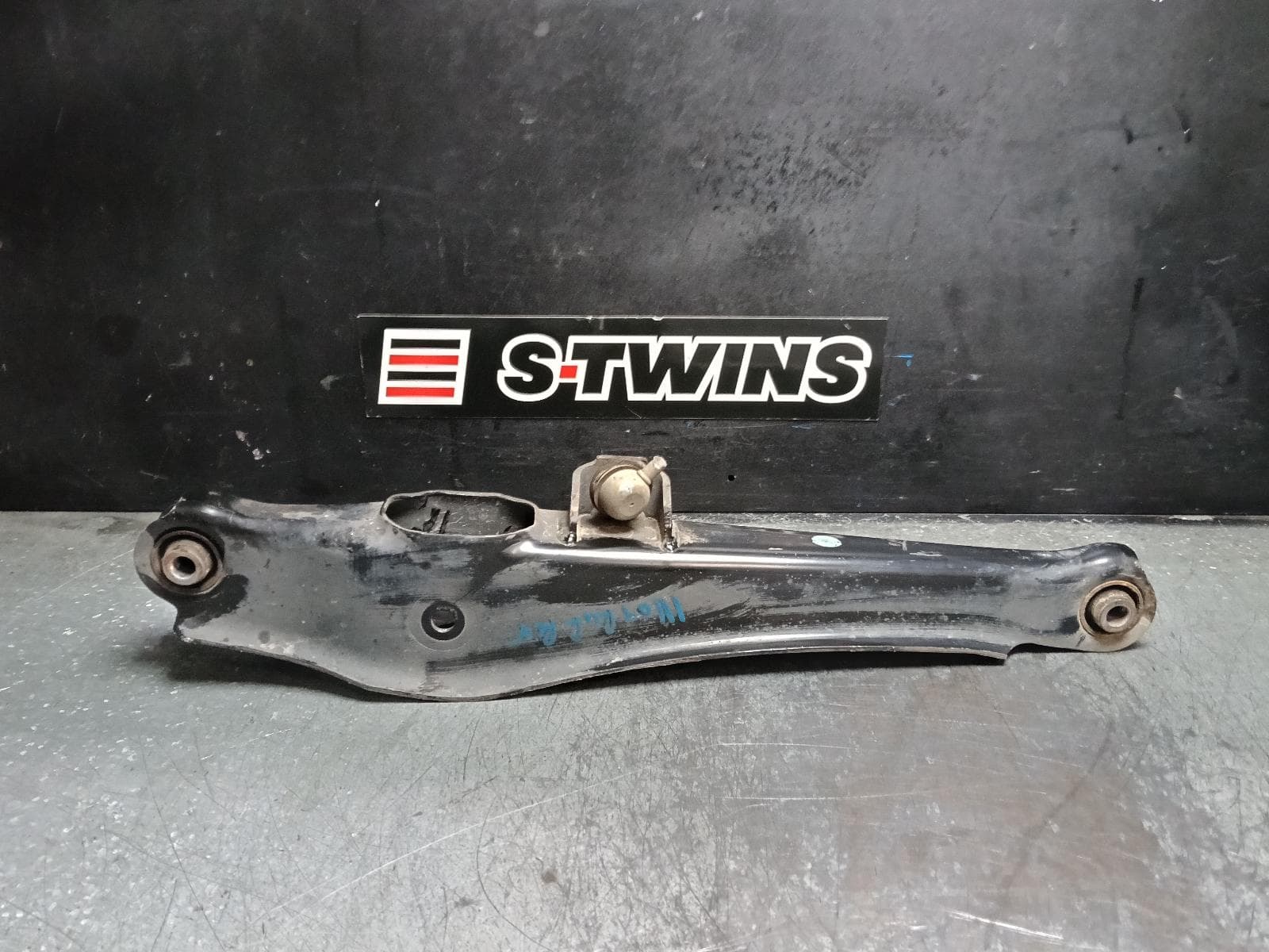 Used auto part listing image: 2021 MITSUBISHI OUTLANDER RIGHT REAR TRAILING ARM LOWER CONTROL ARM-REAR, ZJ-ZL, 10/12-07/21 0000423548