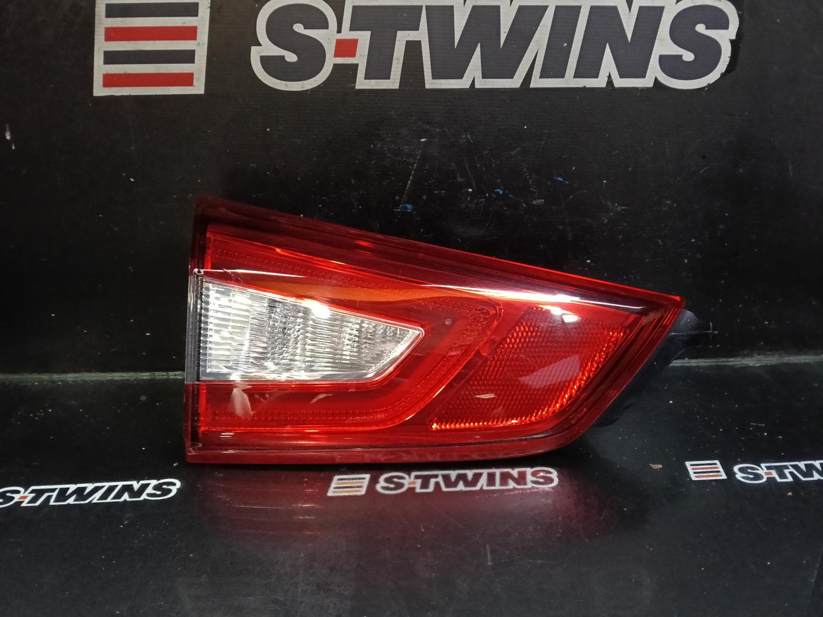 Used auto part listing image: 2015 NISSAN QASHQAI REAR GARNISH TAILGATE LAMP (LH SIDE), J11, 12/13-06/17 0000423718