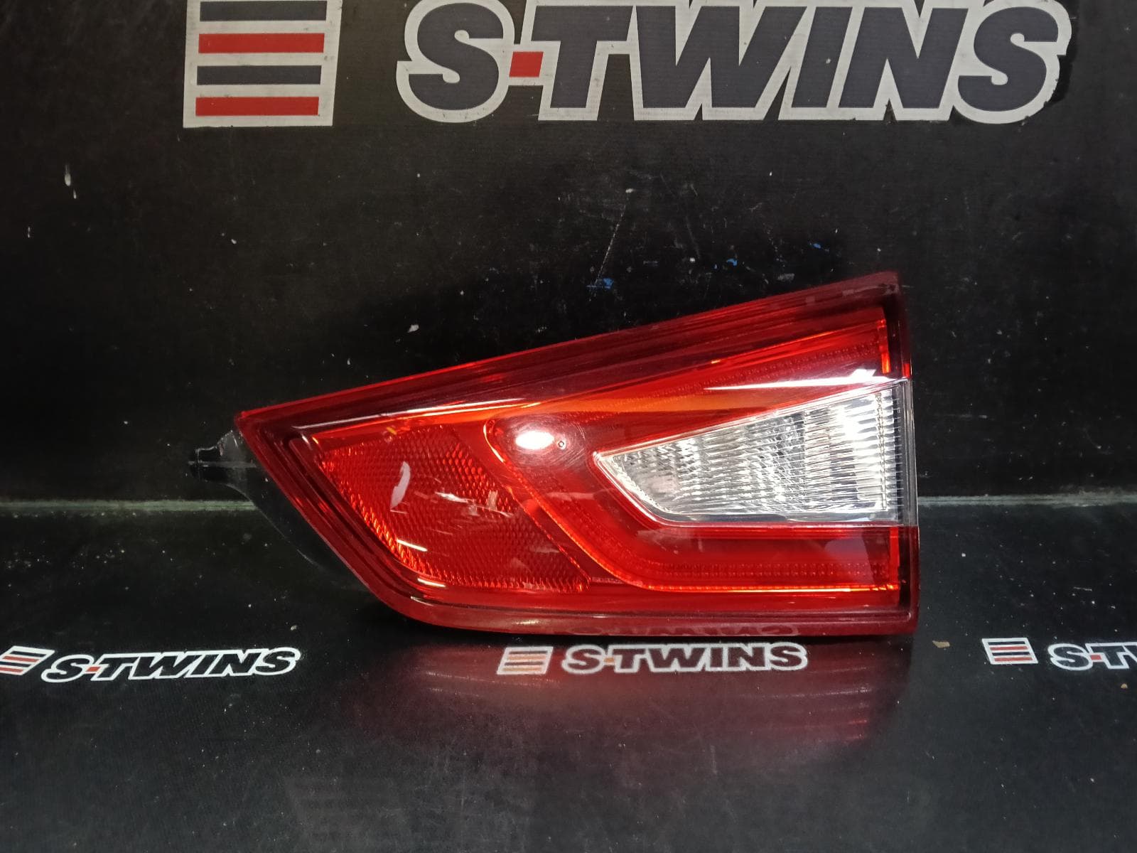 Used auto part listing image: 2015 NISSAN QASHQAI REAR GARNISH TAILGATE LAMP (RH SIDE), J11, 12/13-06/17 0000423719