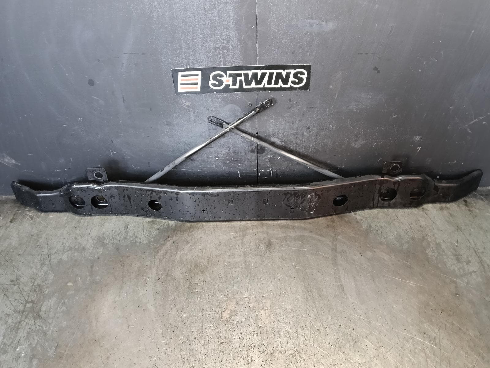 Used auto part listing image: 2014 JEEP GRANDCHEROKEE F BAR REINFORC BRACK MAIN REINFORCEMENT, WK, LIMITED/BLACKHAWK, 04/13-09/16 0000423408