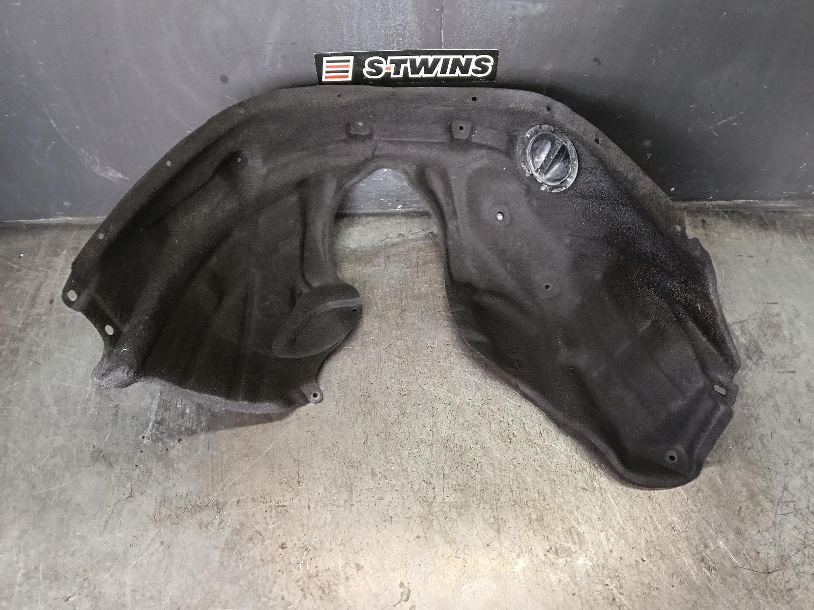 Used auto part listing image: 2014 JEEP GRANDCHEROKEE RIGHT GUARD LINER WK, FRONT, NON SRT8/SRT/TRACKHAWK, 10/10-02/22 0000423426