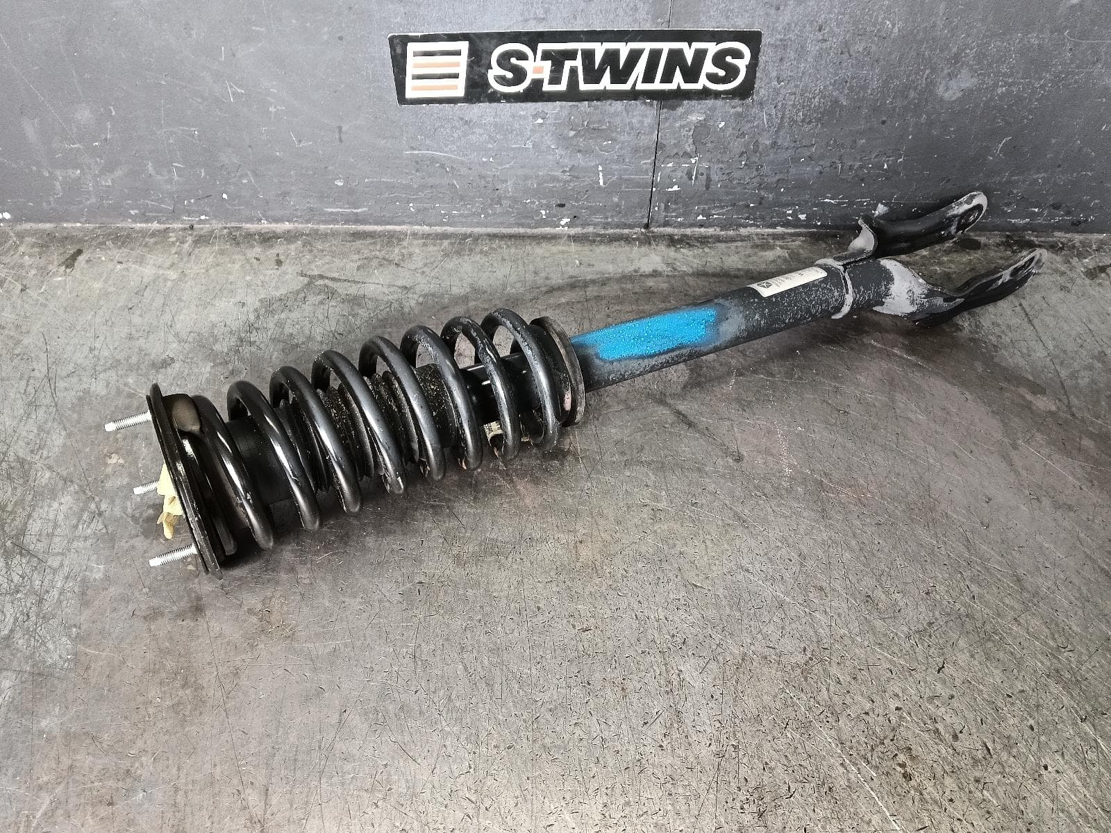 Used auto part listing image: 2014 JEEP GRANDCHEROKEE RIGHT FRONT STRUT WK, STANDARD TYPE, 4WD, 10/10-09/16 0000423428