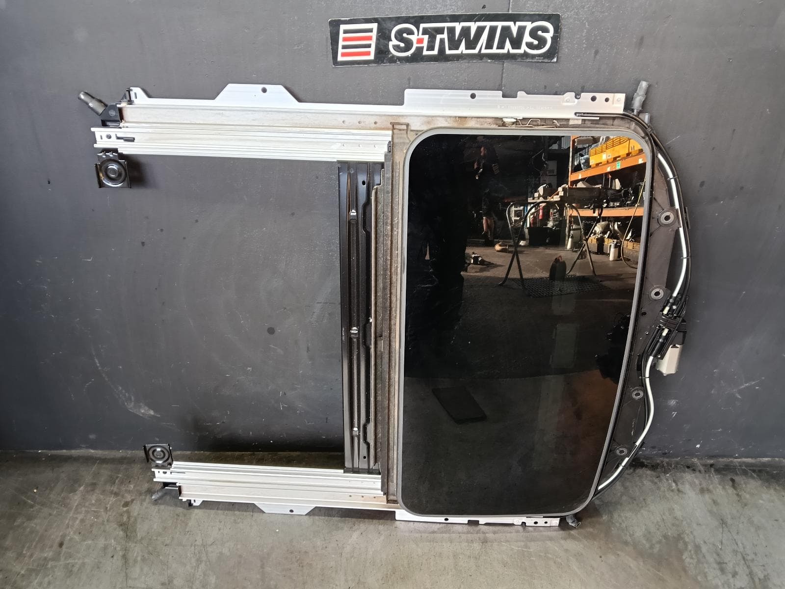 Used auto part listing image: 2018 HOLDEN TRAX ROOF GLASS SUNROOF T SUNROOF, TJ, 08/13-12/20 0000423407