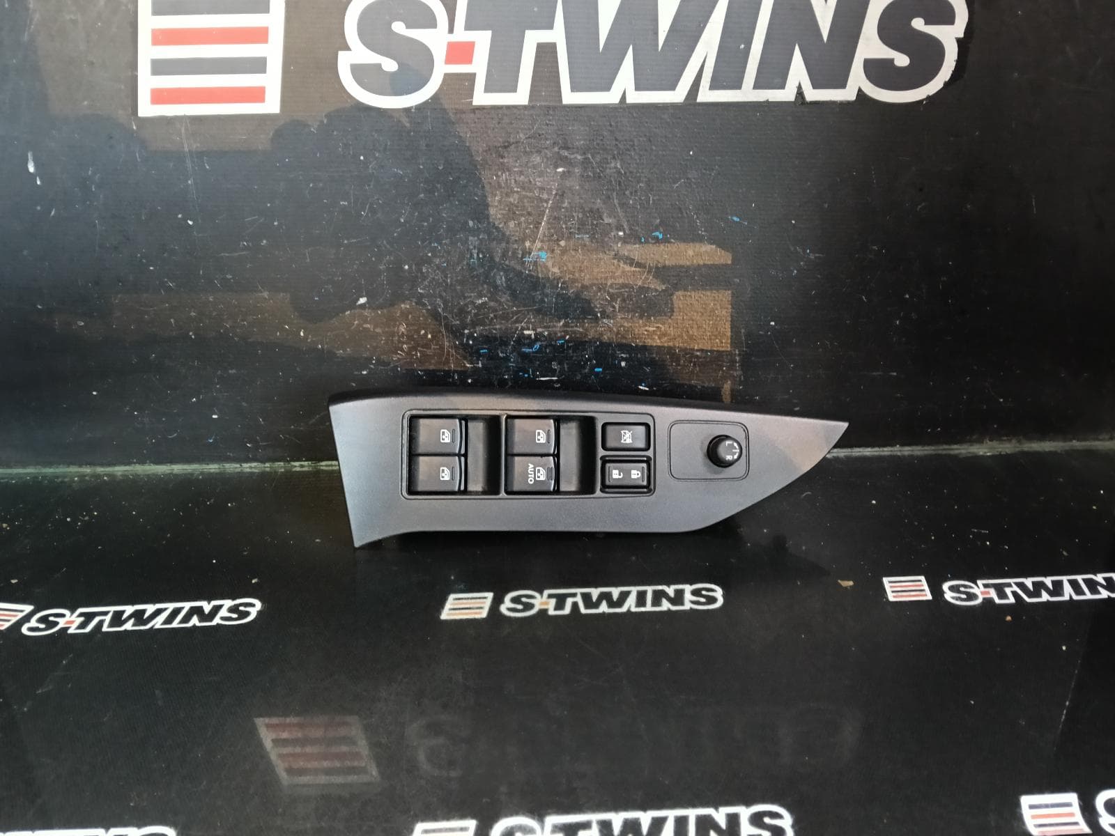 Used auto part listing image: 2013 SUBARU FORESTER PWR DR WIND SWITCH RH FRONT (MASTER SWITCH), SG030, SJ, 12/12-02/15 0000423629