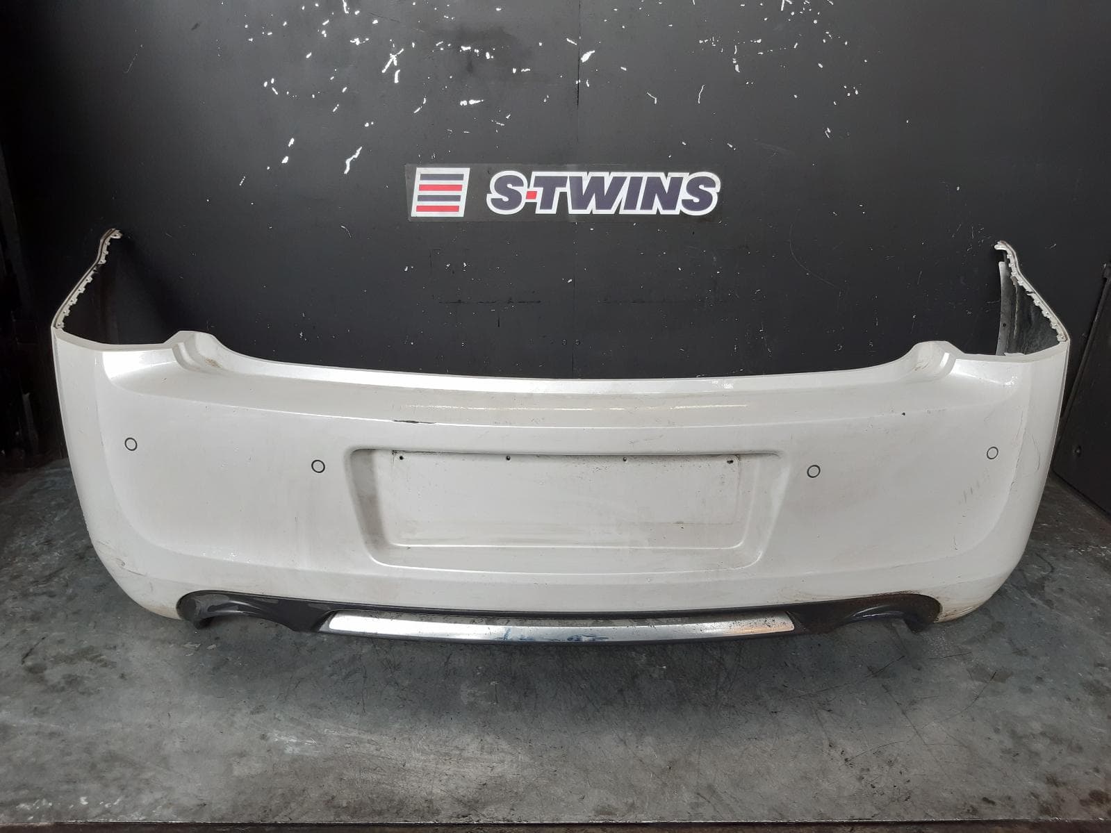 Used auto part listing image: 2014 CHRYSLER 300C REAR BUMPER LX2, SRT-8, 07/12-12/14 0000109948