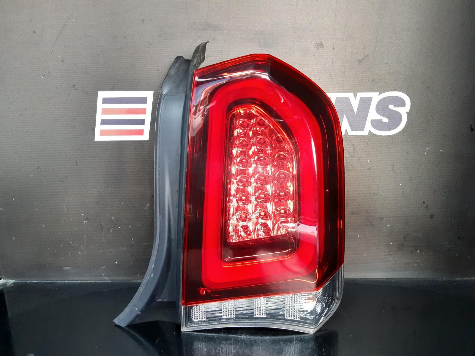 Used auto part listing image: 2019 CHRYSLER 300C RIGHT TAILLIGHT LX2, BLACK INSERT TYPE, 01/15- 0000119213