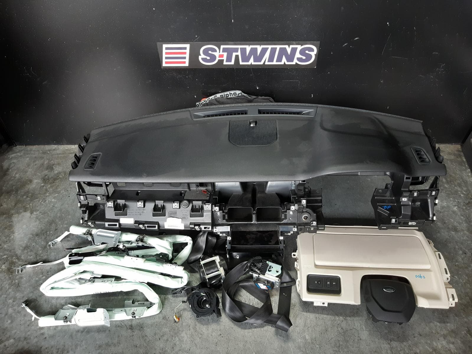 Used auto part listing image: 2017 LAND ROVER DISCOVERY SPORT AIRBAG ASSEMBLY L550, 01/15-06/19 0000113134