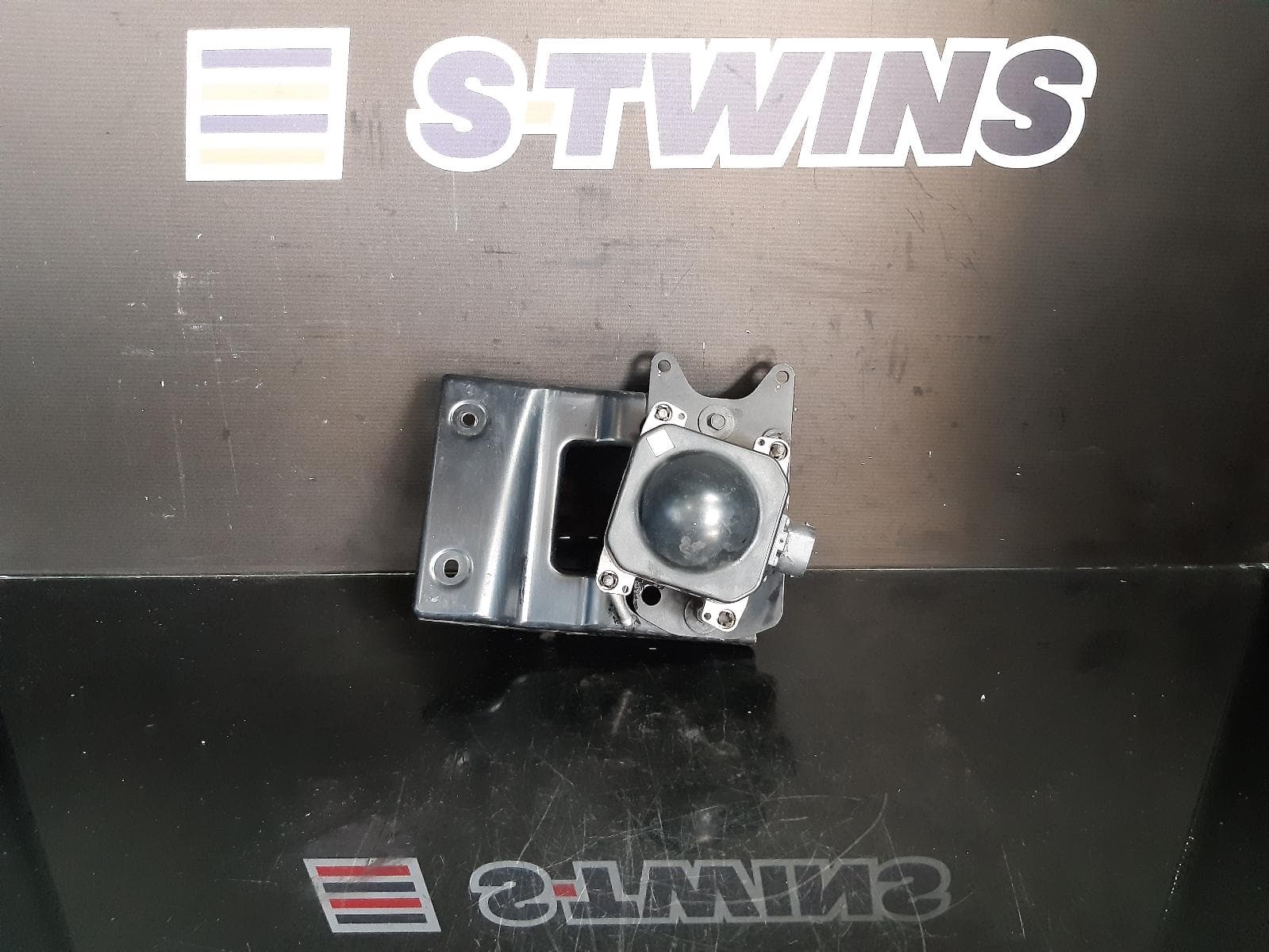 Used auto part listing image: 2015 JEEP CHEROKEE REVERSE CAMERA FRONT RADAR SENSOR (GRILLE MOUNTED), KL, 02/14-03/18 0000110452