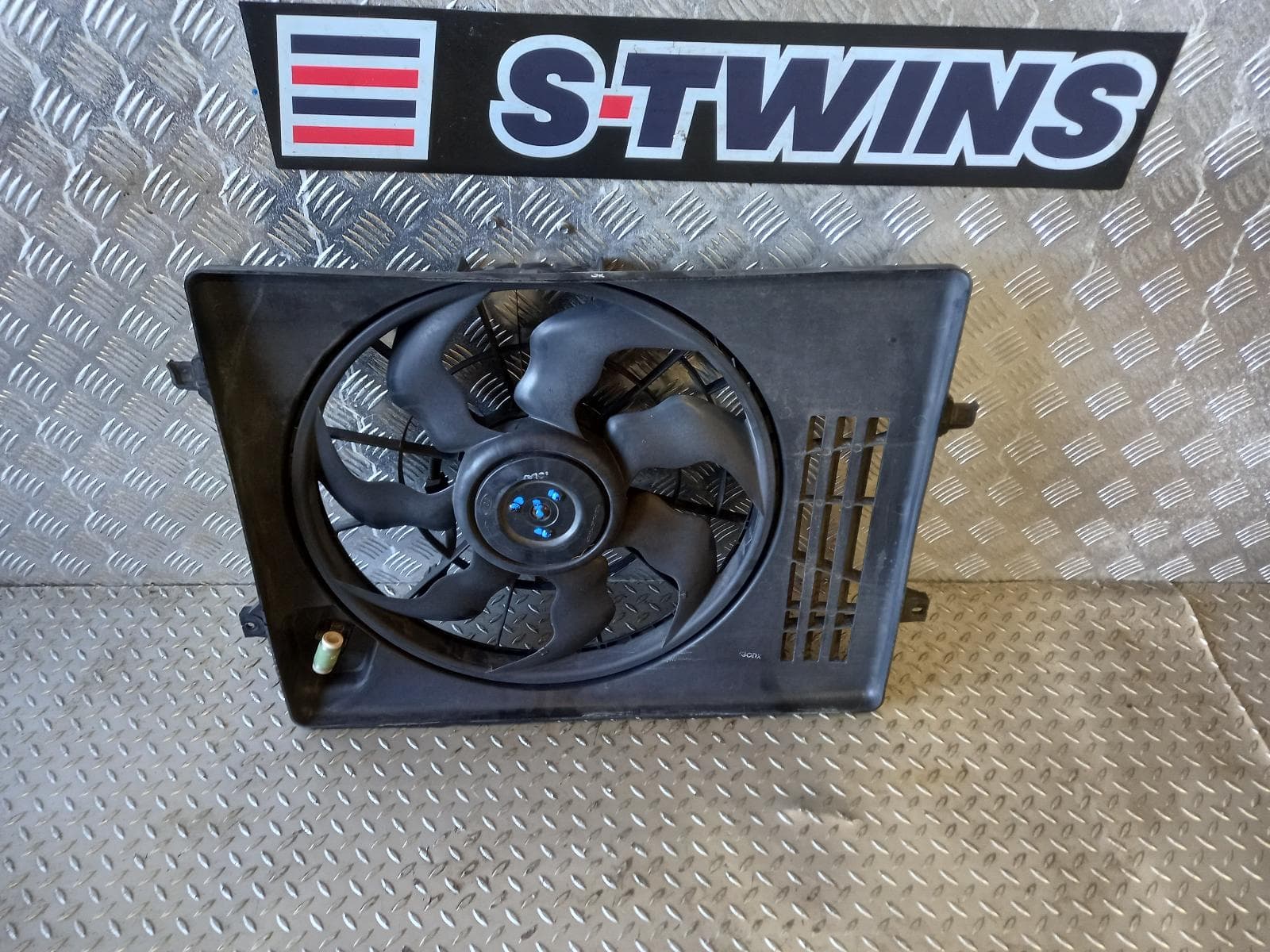Used auto part listing image: 2014 KIA RONDO FAN SINGLE FAN ASSY, 2.0, G4NC, RP, 06/13-12/18 0000133761