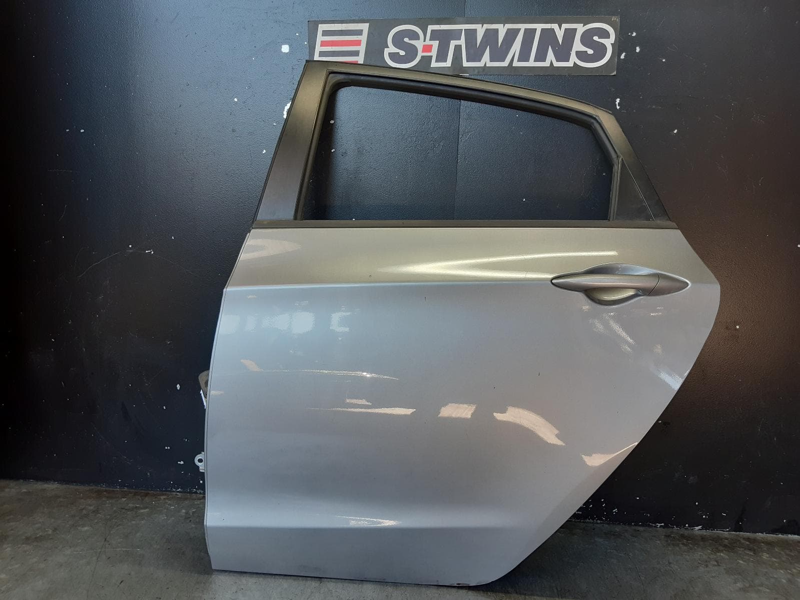 Used auto part listing image: 2014 HYUNDAI I30 LEFT REAR DOOR SLIDING GD, 5DR HATCH, 03/12-04/17 0000124318