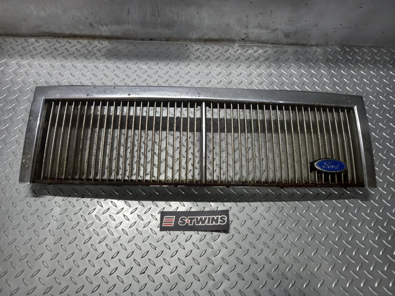 Used auto part listing image: 1992 FORD LTD GRILLE DC 08/91-11/94 0000125119
