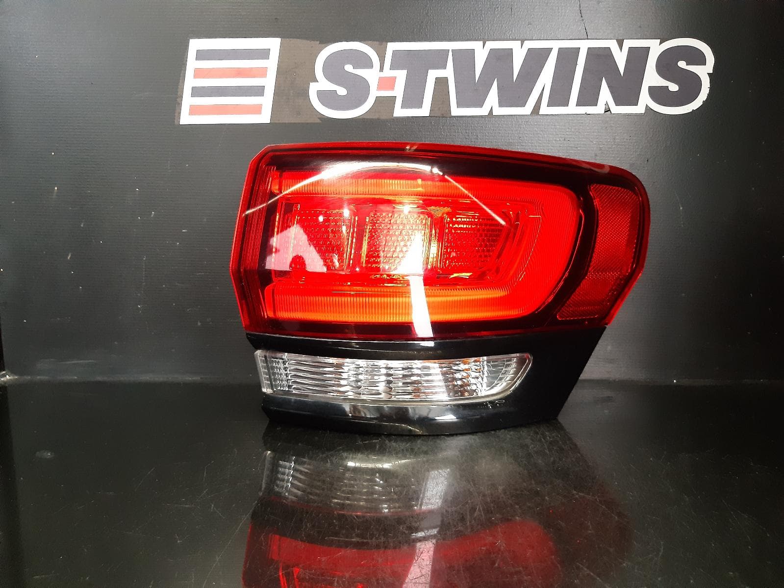 Used auto part listing image: 2014 JEEP GRANDCHEROKEE RIGHT TAILLIGHT WK, SRT/75TH ANNIV/TRACKHAWK/BLACKHAWK, BLACK BEZEL, 04/13- 0000134731