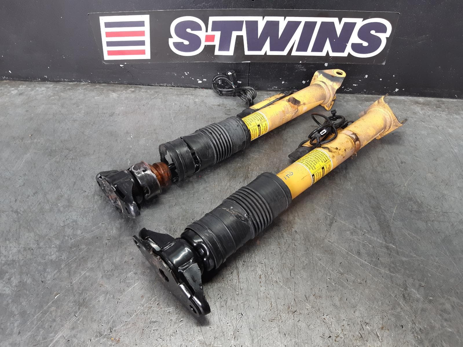 Used auto part listing image: 2014 JEEP GRANDCHEROKEE SHOCK ABSORBER WK, REAR (PAIR), SRT8/SRT TYPE, 10/10-09/16 0000136099