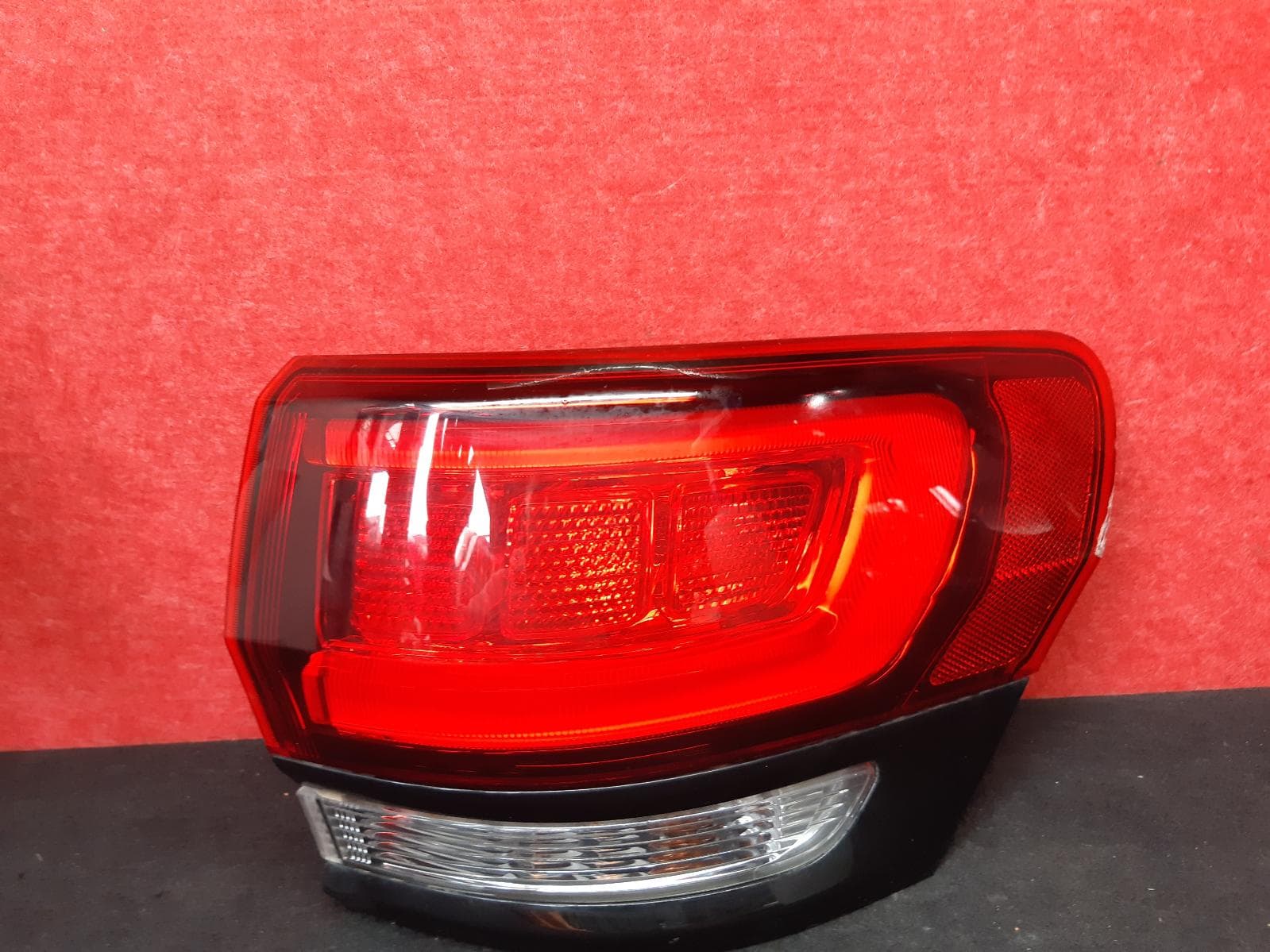 Used auto part listing image: 2015 JEEP GRANDCHEROKEE RIGHT TAILLIGHT WK, SRT/75TH ANNIV/TRACKHAWK/BLACKHAWK, BLACK BEZEL, 04/13- 0000080075