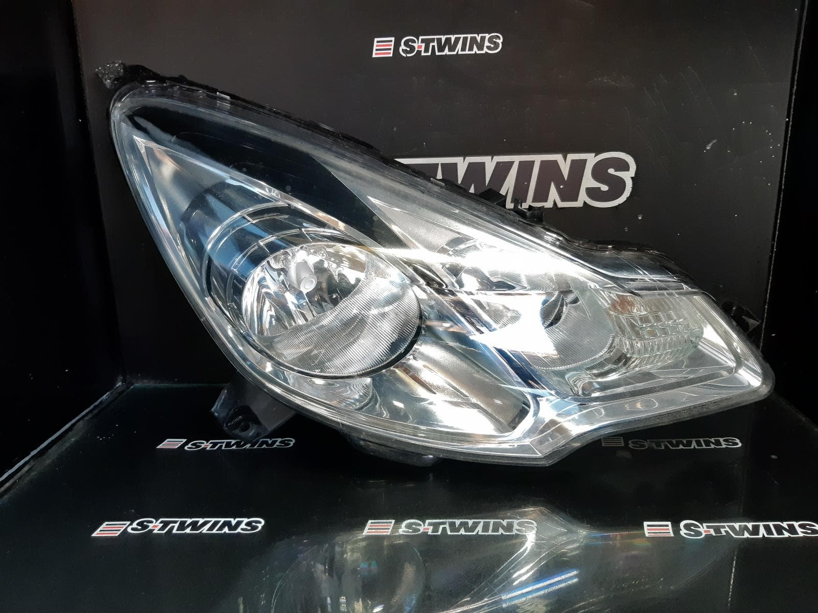 Used auto part listing image: 2014 CITROEN DS3 RIGHT HEADLAMP HALOGEN, 04/10-12/16 0000326435