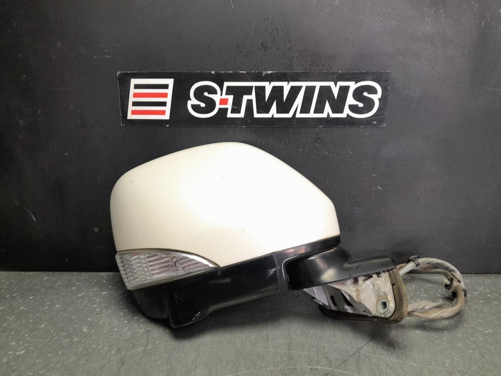 Used auto part listing image: 2011 NISSAN ELGRAND RIGHT DOOR MIRROR E52, W/ INDICATOR & CAMERA TYPE, 08/10- (IMPORT) 0000348819