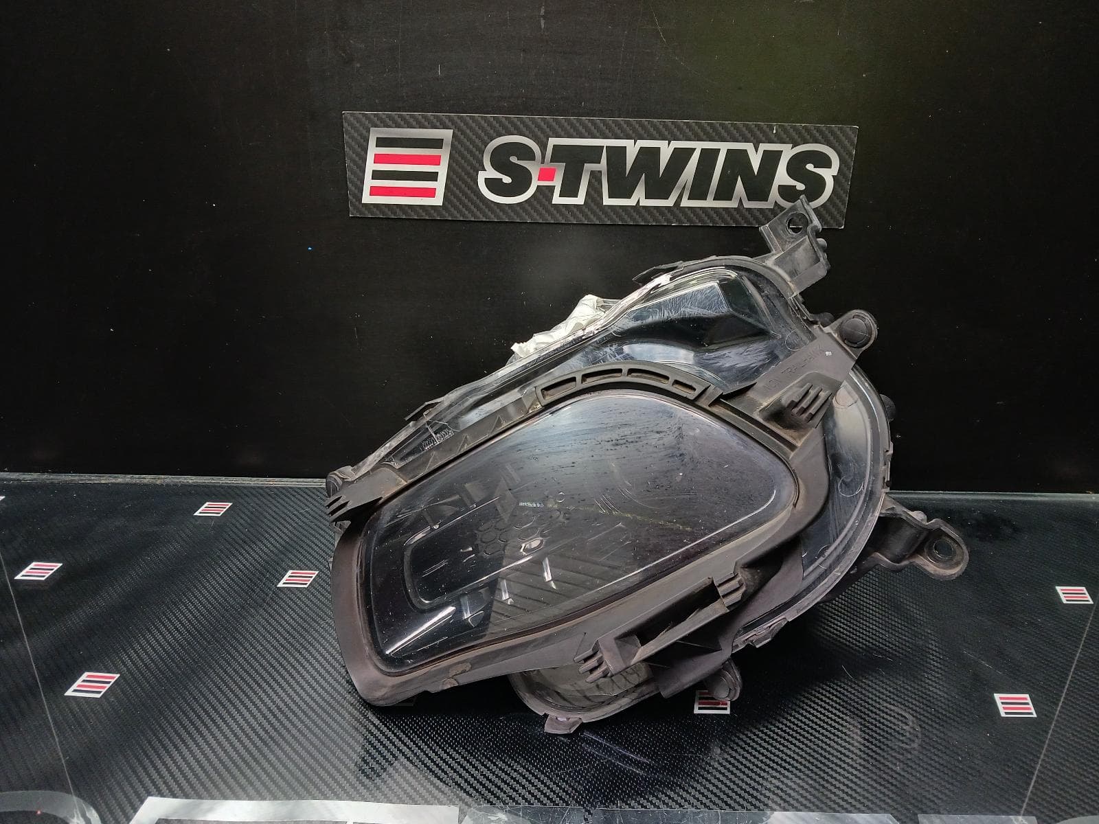 Used auto part listing image: 2015 JEEP CHEROKEE LEFT HEADLAMP KL, XENON, W/ BLACK INSERT TYPE, 02/14-03/18 0000175058