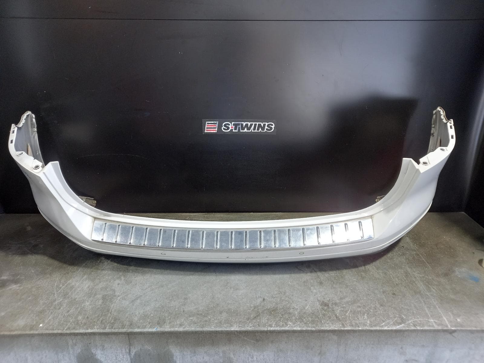 Used auto part listing image: 2014 VOLKSWAGEN TOUAREG REAR BUMPER 7P, BUMPER BAR (2 PIECE), W/ PARK SENSOR TYPE, 06/11-04/18 0000199536