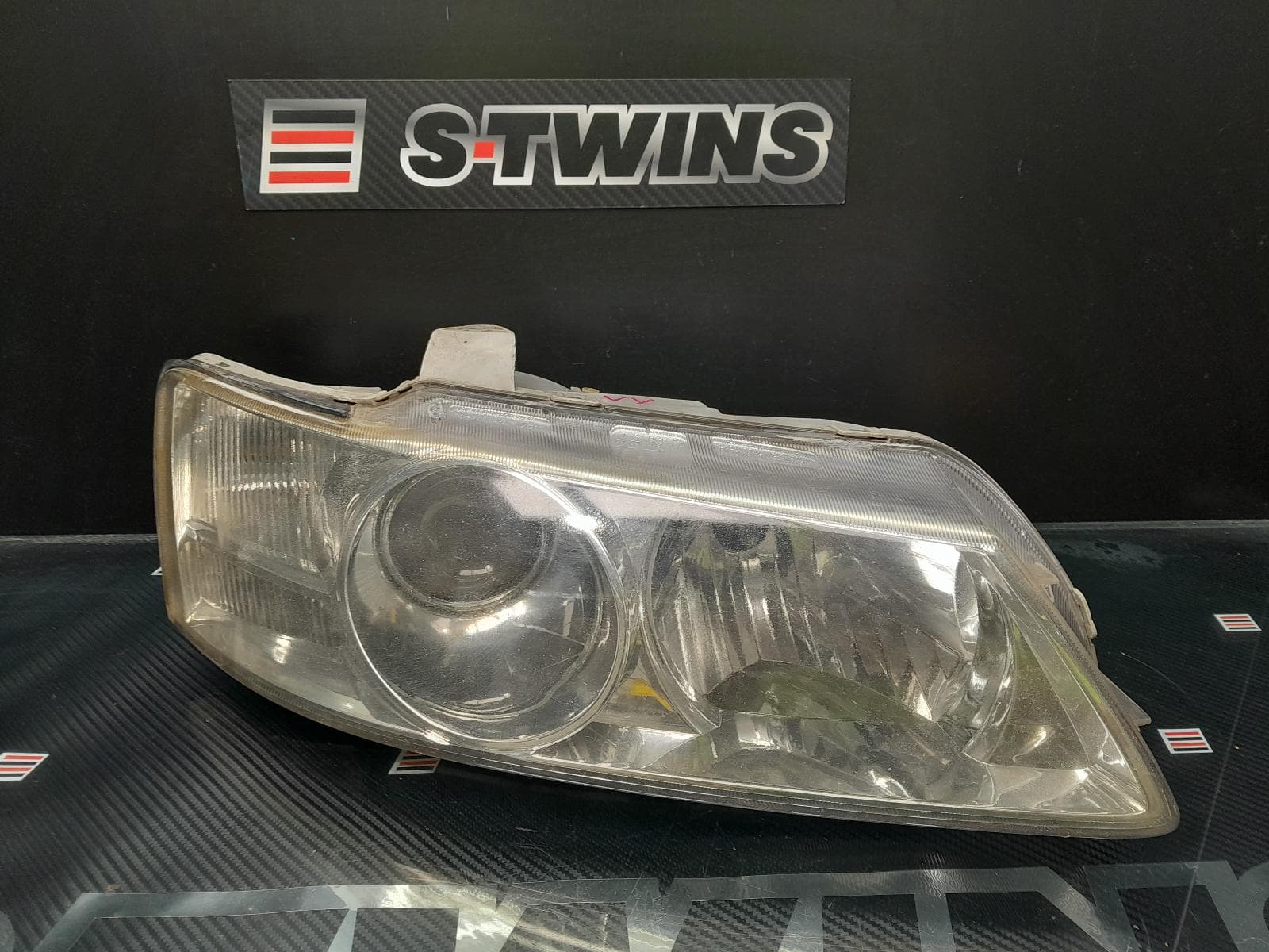 Used auto part listing image: 2003 HOLDEN COMMODORE RIGHT HEADLAMP VY1, CALAIS, 10/02-08/03 0000181208