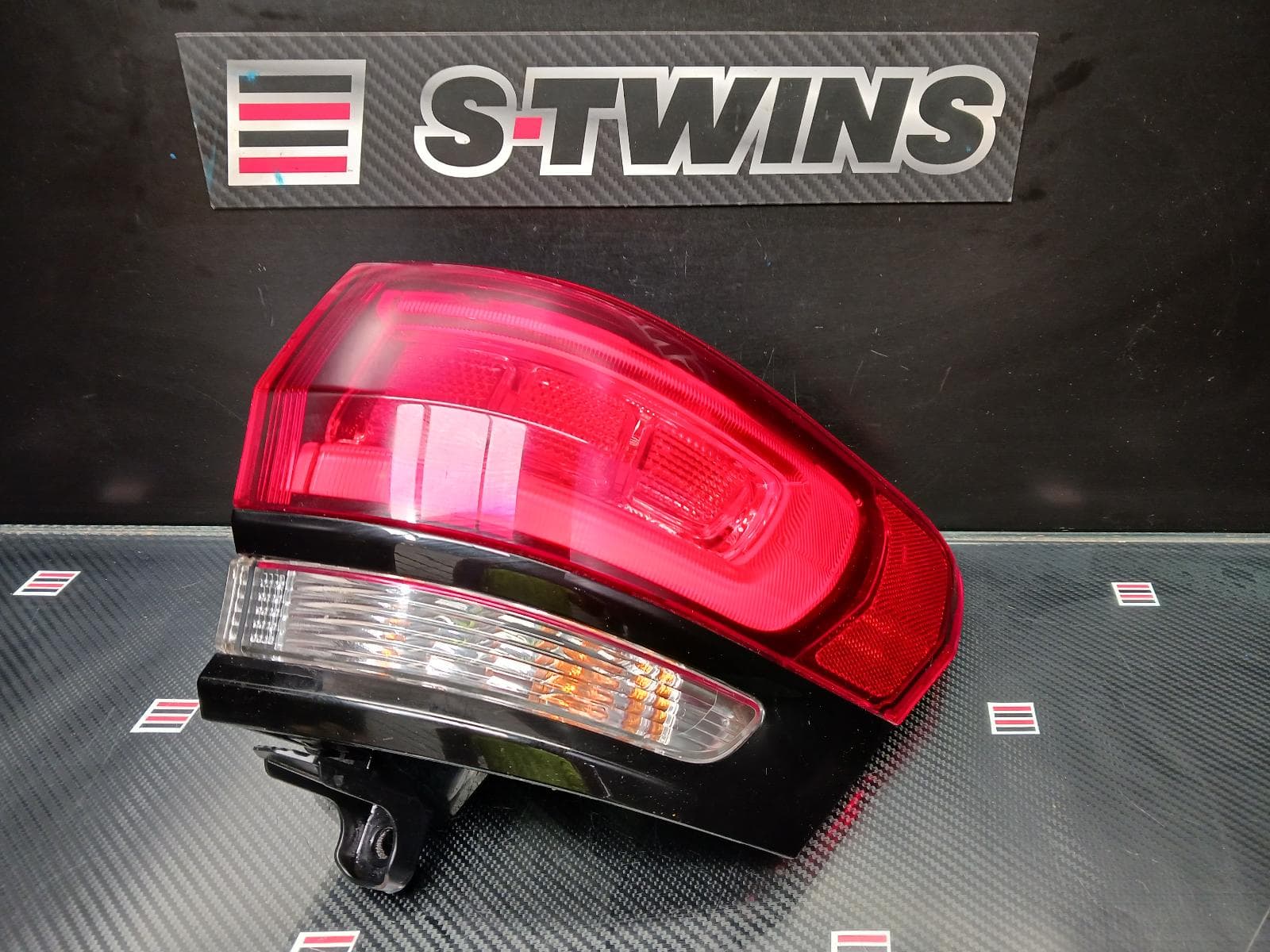Used auto part listing image: 2017 JEEP GRANDCHEROKEE RIGHT TAILLIGHT WK, SRT/75TH ANNIV/TRACKHAWK/BLACKHAWK, BLACK BEZEL, 04/13-02/22 0000189679