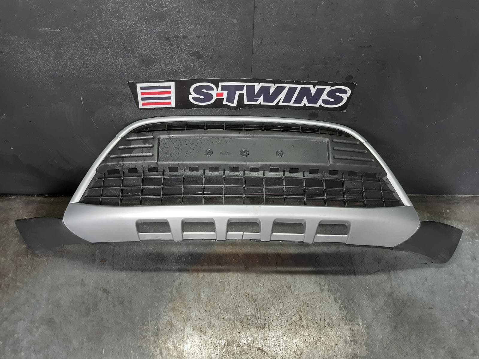 Used auto part listing image: 2012 FORD KUGA GRILLE BUMPER GRILLE, TE, 11/11-11/12 0000193716