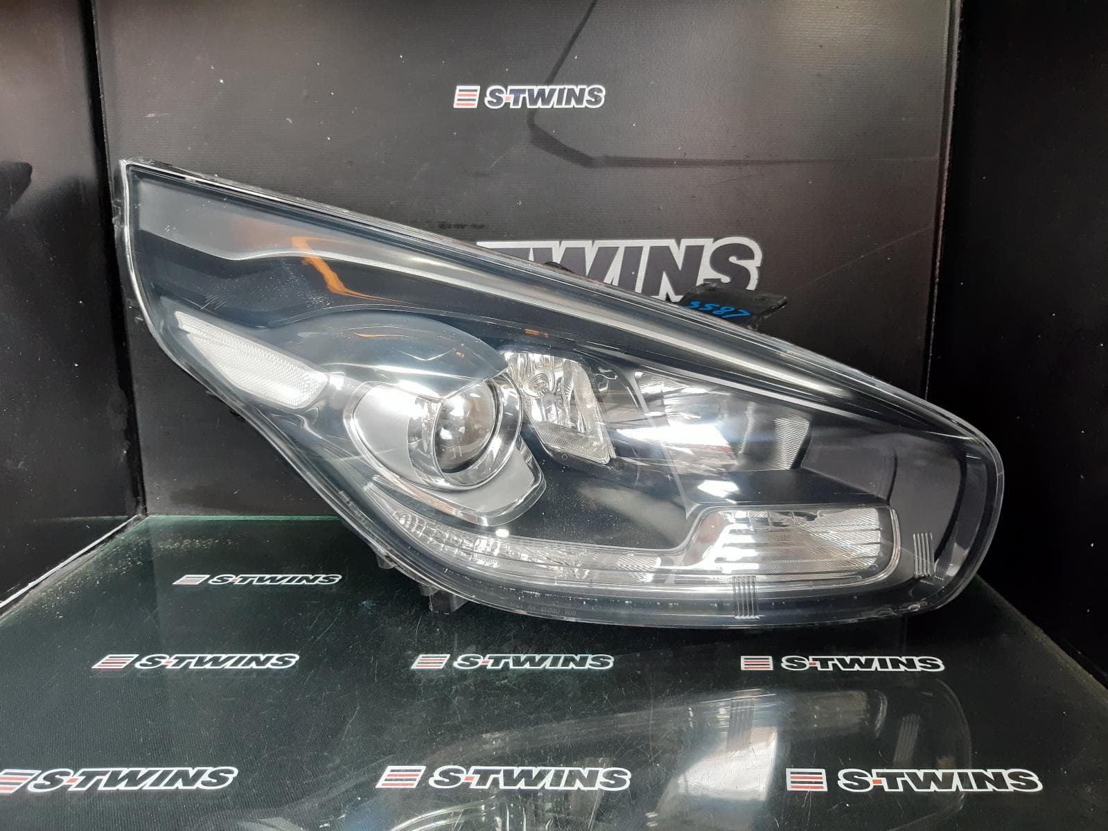 Used auto part listing image: 2013 KIA RONDO RIGHT HEADLAMP RP, NON H/LAMP WASHER TYPE, 06/13-12/18 0000195229