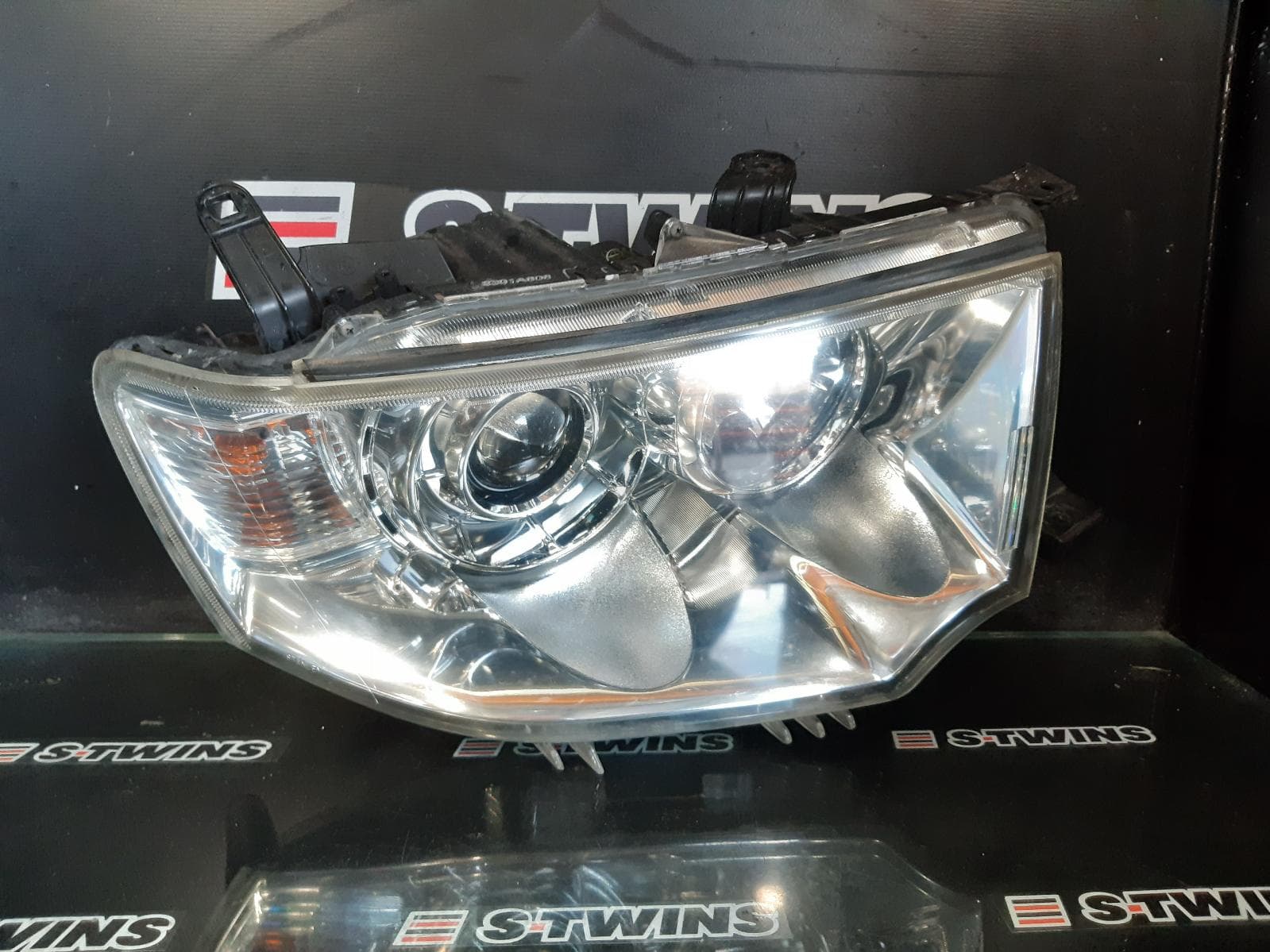 Used auto part listing image: 2012 MITSUBISHI CHALLENGER RIGHT HEADLAMP KH/PB-PC, HALOGEN TYPE, 12/09-12/15 0000198000