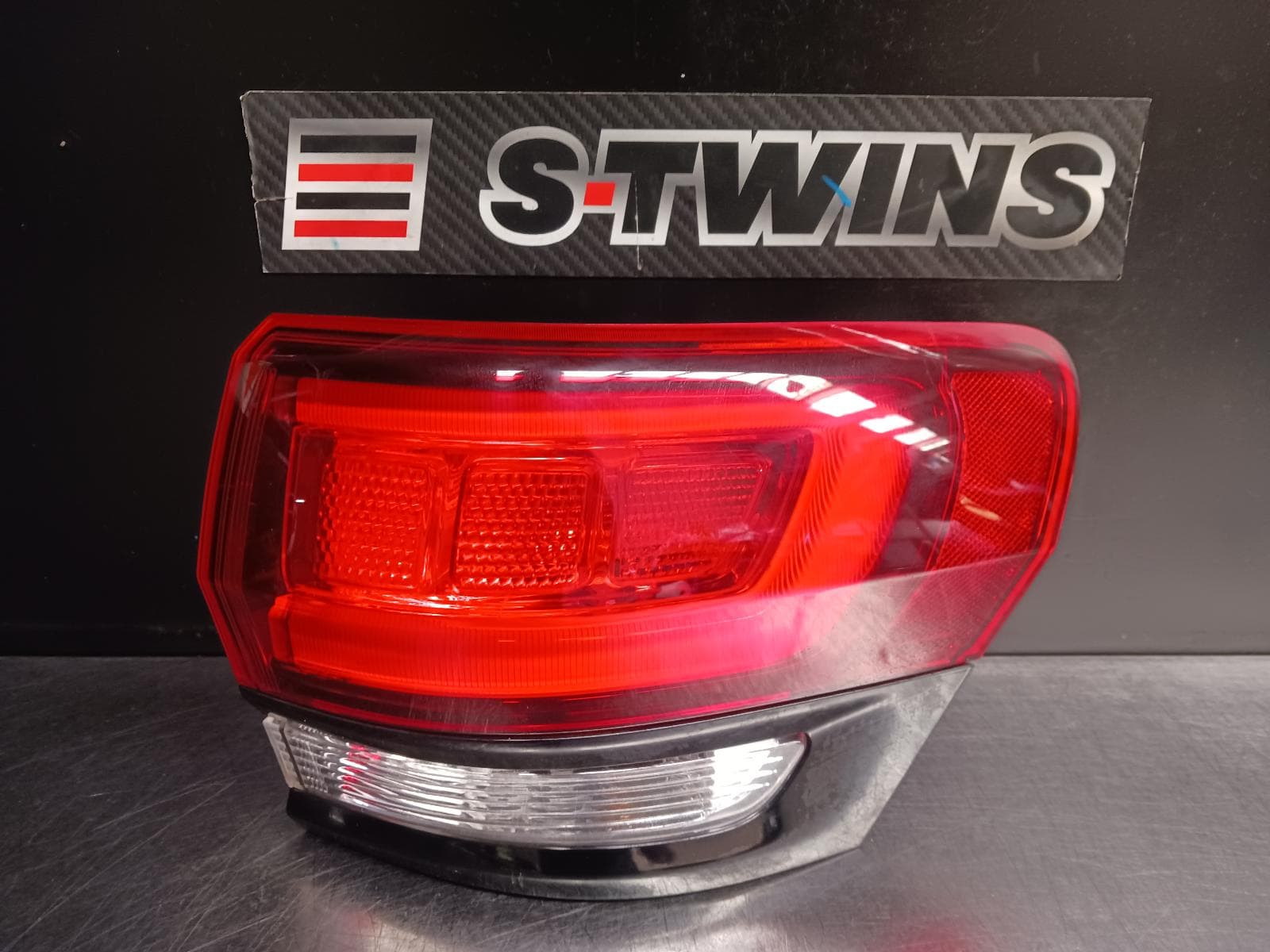 Used auto part listing image: 2020 JEEP GRANDCHEROKEE RIGHT TAILLIGHT WK, SRT/75TH ANNIV/TRACKHAWK/BLACKHAWK, BLACK BEZEL, 04/13-02/22 0000247581