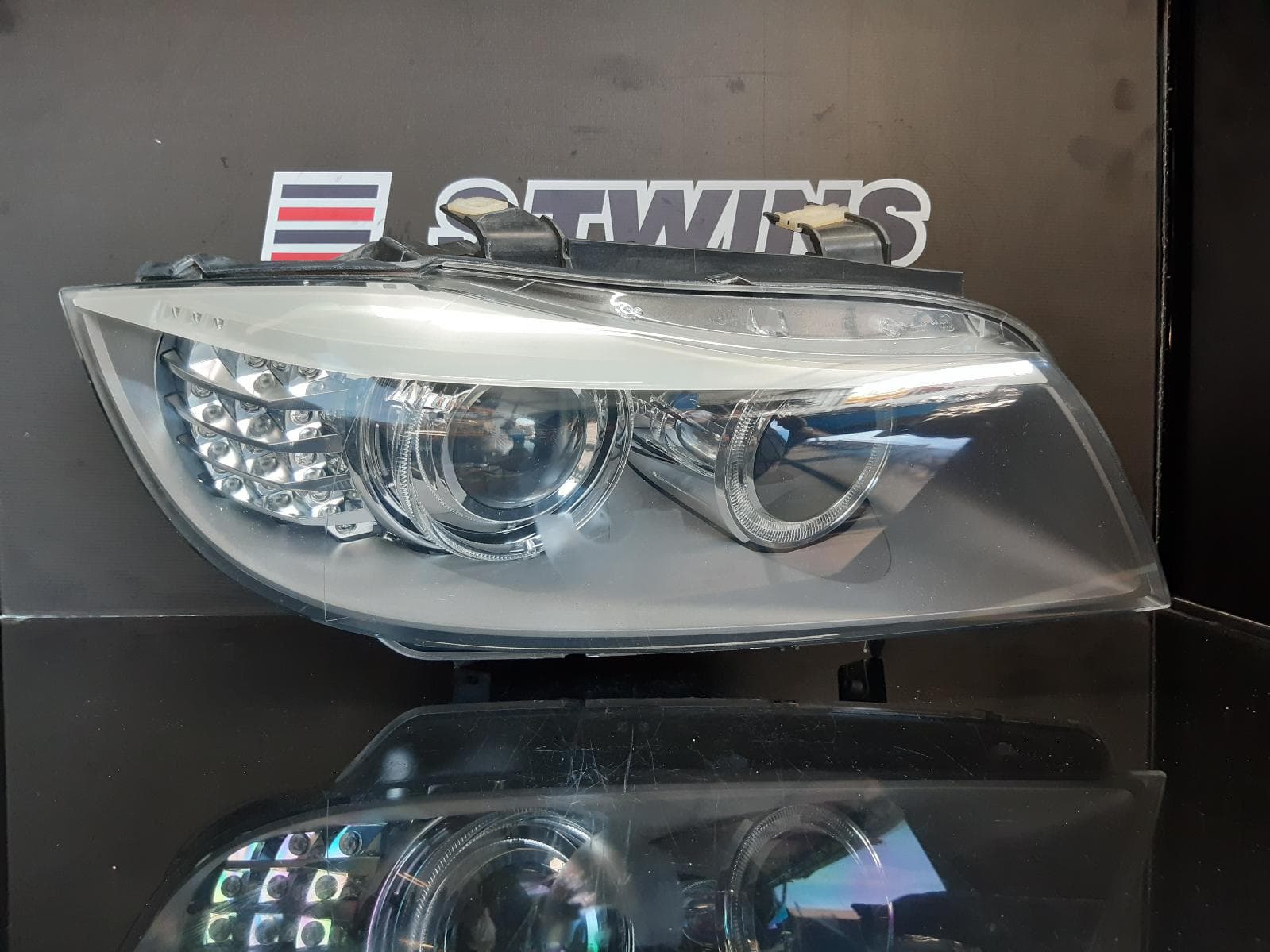 Used auto part listing image: 2011 BMW 3 SERIES RIGHT HEADLAMP E90/E91, SEDAN/WAGON, BI XENON, NON ADAPTIVE TYPE, 11/08-09/13 0000106450