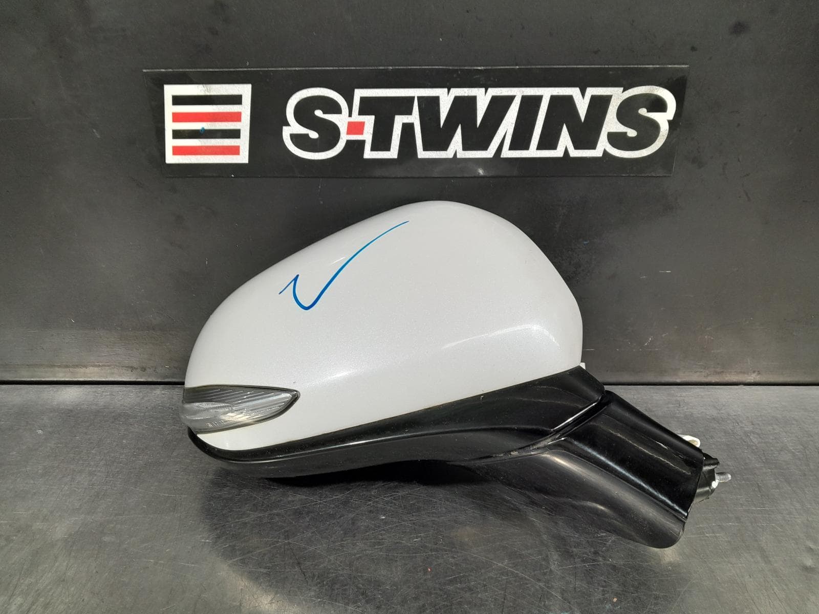 Used auto part listing image: 2018 HYUNDAI SANTA FE RIGHT DOOR MIRROR TM, ACTIVE, MANUAL TYPE, 03/18-09/20 0000294568