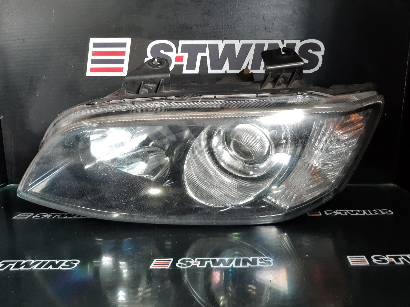 Used auto part listing image: 2012 HOLDEN COMMODORE LEFT HEADLAMP VE SII, CALAIS/SS-V, PROJECTOR TYPE, 09/10-04/13 0000210360