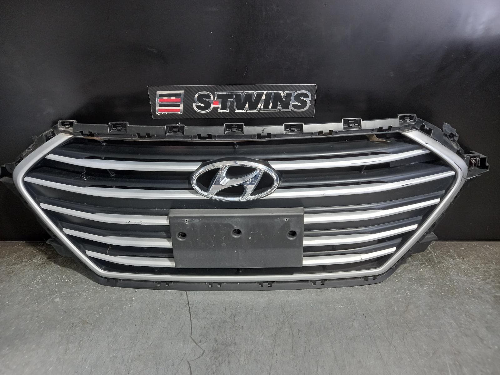 Used auto part listing image: 2017 HYUNDAI ELANTRA GRILLE RADIATOR GRILLE, AD, GREY, 12/15-09/18 0000240283