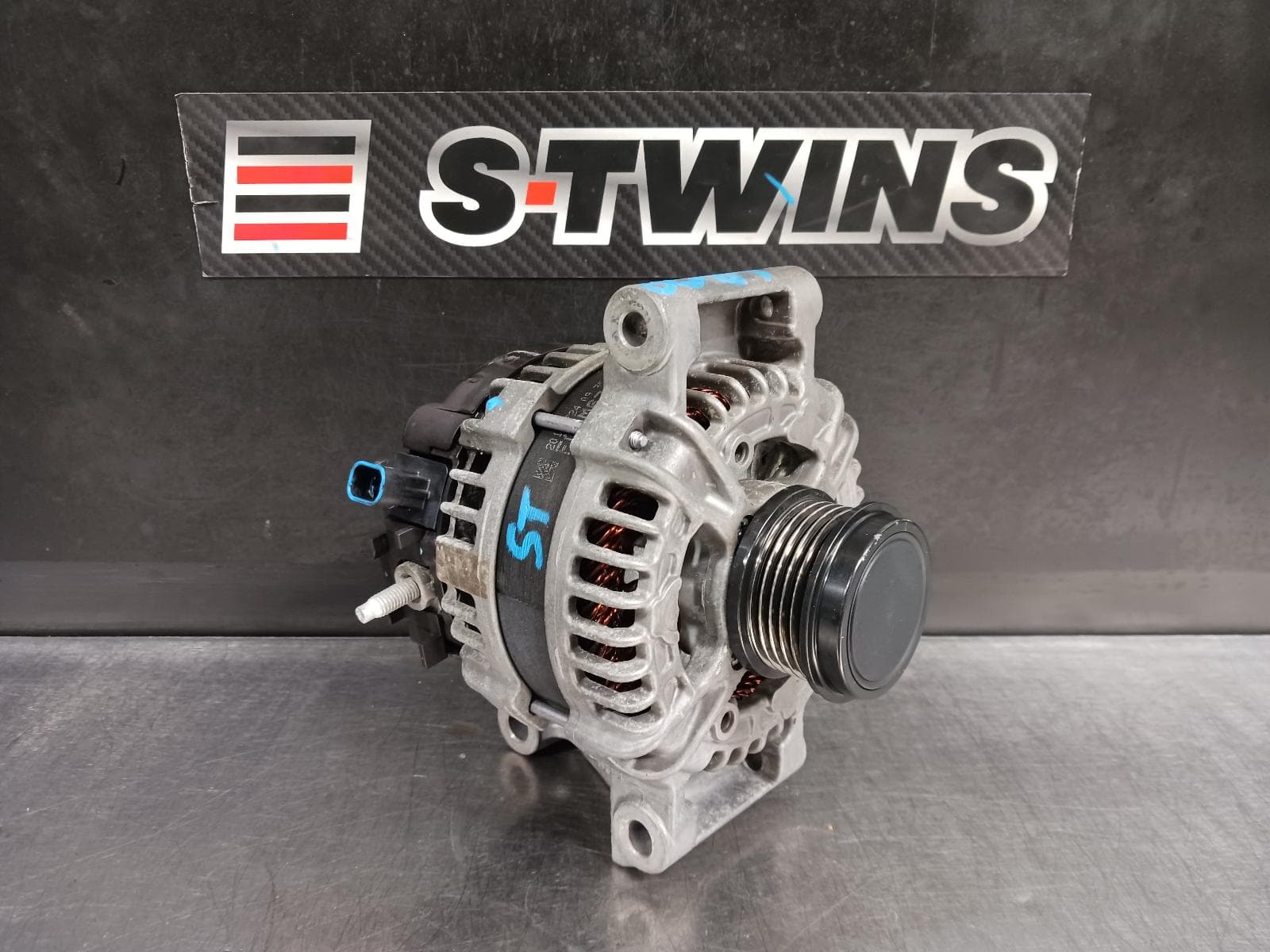 Used auto part listing image: 2017 HOLDEN EQUINOX ALTERNATOR PETROL, 1.5, TURBO, EQ, 09/17-12/20 0000240518