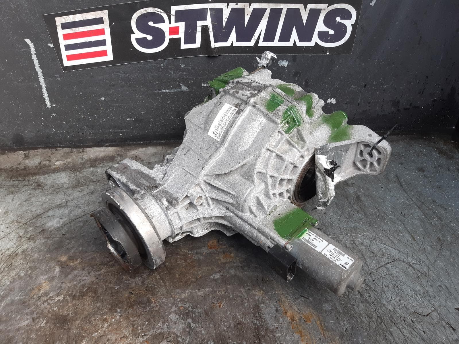 Used auto part listing image: 2014 JEEP GRANDCHEROKEE DIFFERENTIAL CENTRE REAR, 3.0, DIESEL, 4WD, ELECTRONIC LSD TYPE, WK, 3.44/3.45 RATIO, 04/13-02/22 0000221506