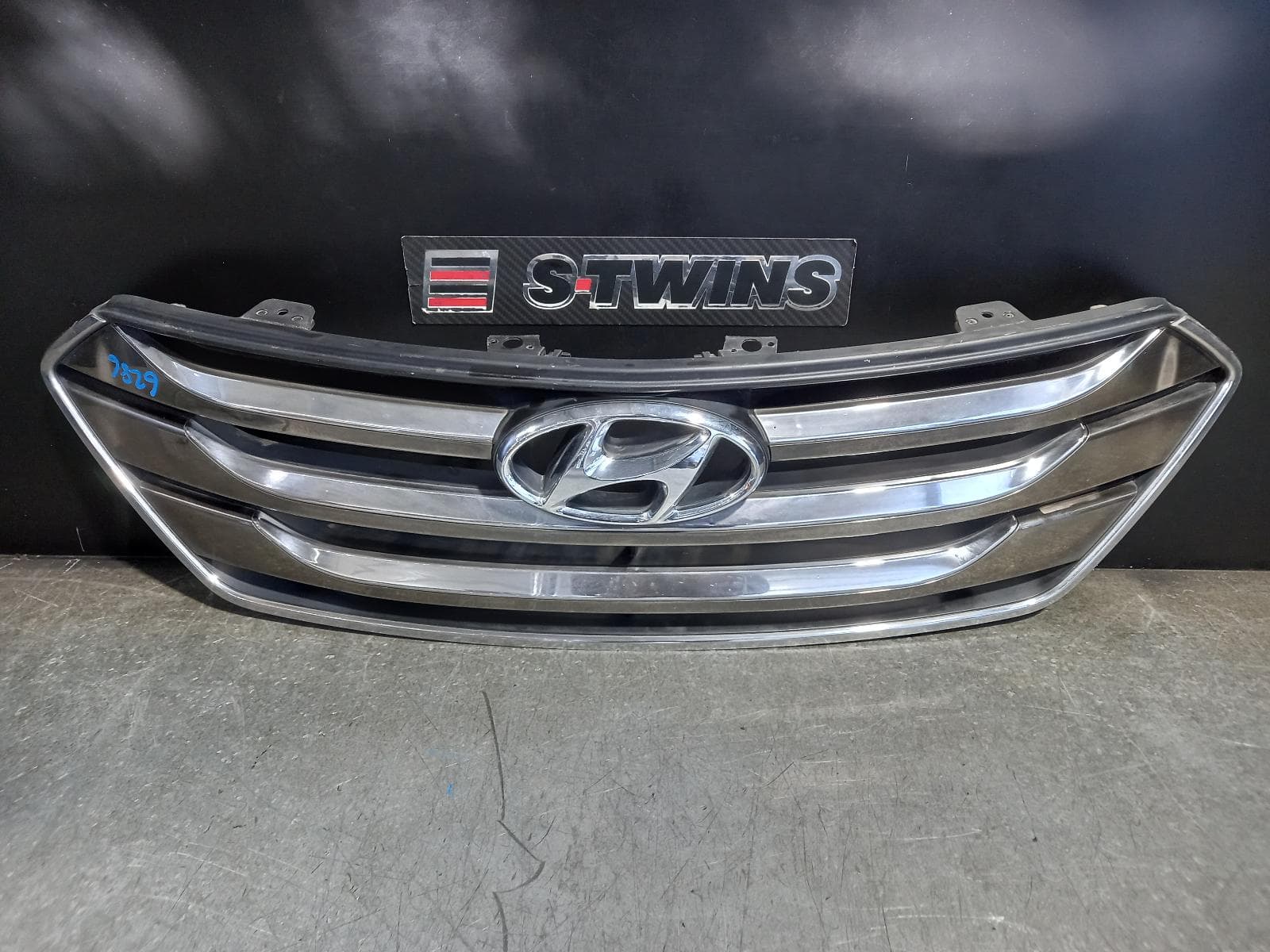 Used auto part listing image: 2013 HYUNDAI SANTA FE GRILLE RADIATOR GRILLE, DM, CHROME, 06/12-06/14 0000223682
