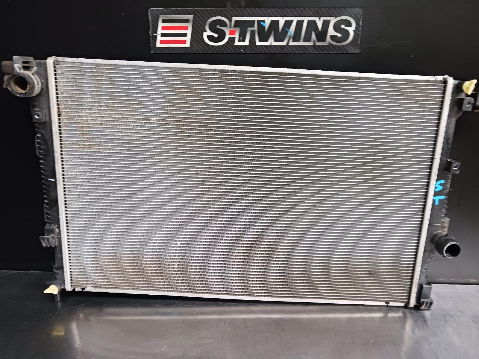 Used auto part listing image: 2020 JEEP CHEROKEE RADIATOR AUTO, 3.2, PETROL, DUAL FAN TYPE, KL, 04/18-11/22 0000251091