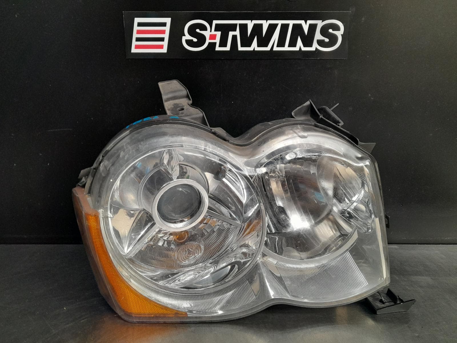 Used auto part listing image: 2009 JEEP GRANDCHEROKEE RIGHT HEADLAMP WH, XENON TYPE, 08/08-12/10 0000255969