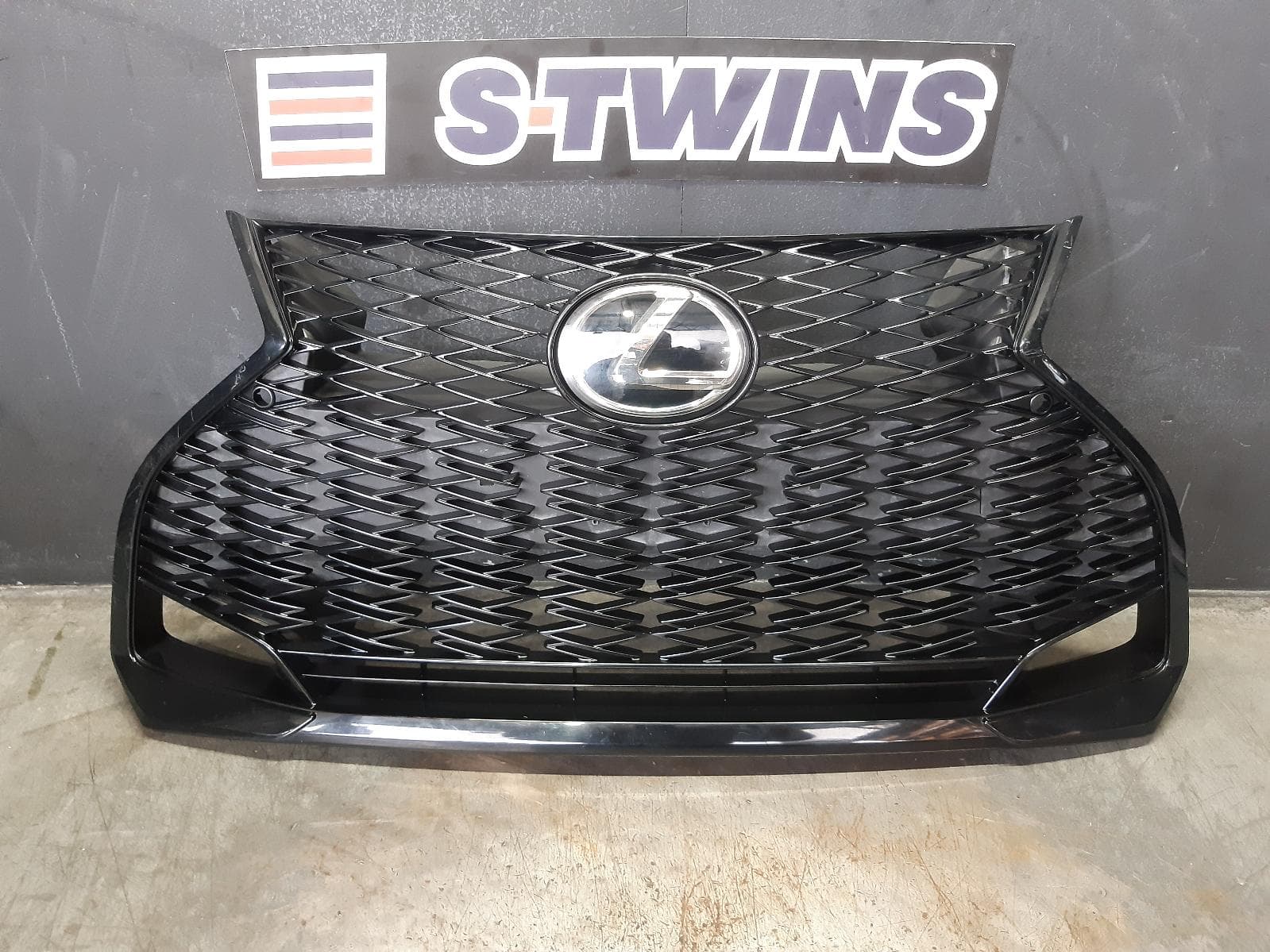 Used auto part listing image: 2017 LEXUS IS SERIES GRILLE RADIATOR GRILLE, XE30, F SPORT, 10/16-08/20 0000256637