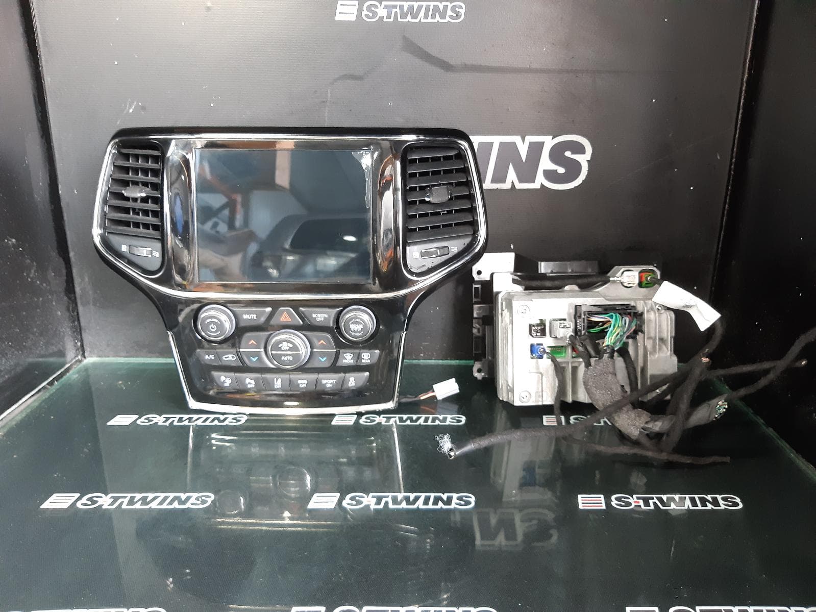 Used auto part listing image: 2020 JEEP GRANDCHEROKEE DISPLAY/CONTROL UNIT ASSY, UCONNECT 8.4IN, SAT NAV TYPE, WK, 10/16-02/22 0000256043