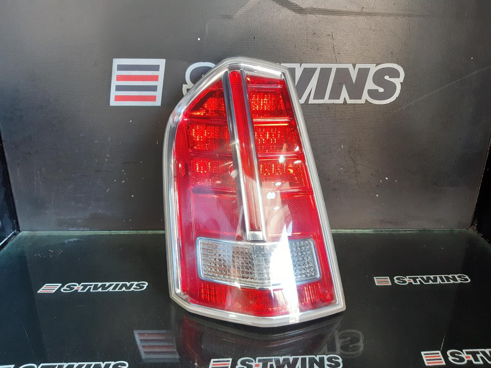 Used auto part listing image: 2014 CHRYSLER 300C LEFT TAILLIGHT LX2, 12/11-12/14 0000266243