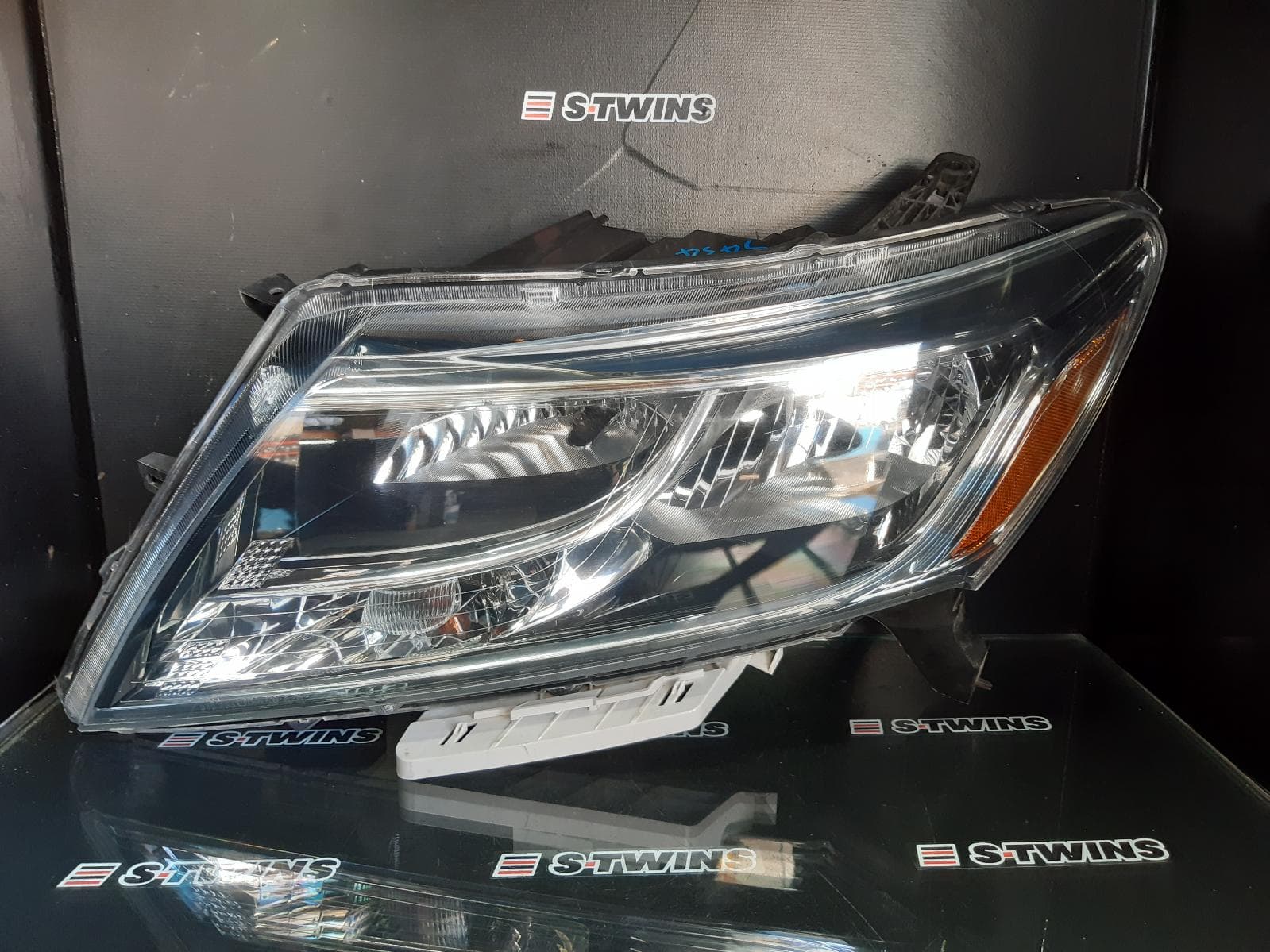 Used auto part listing image: 2014 NISSAN PATHFINDER LEFT HEADLAMP R52, HALOGEN, W/ AMBER INDICATOR TYPE, 06/13-11/16 0000198679