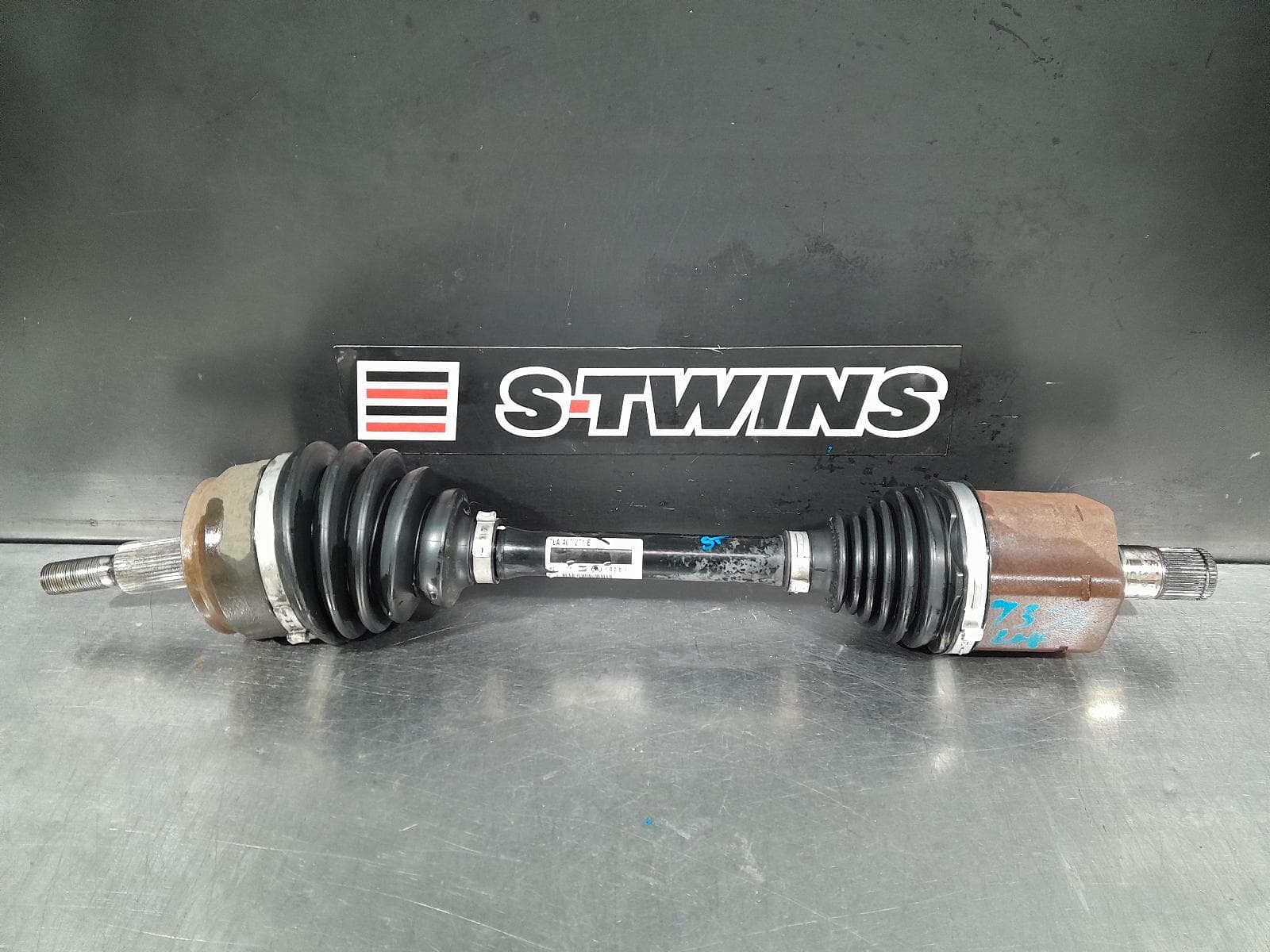 Used auto part listing image: 2021 VOLKSWAGEN TRANSPORTER LEFT DRIVESHAFT FRONT, AUTO T/M, AWD/FWD, TRANSPORTER, T6, 07/15- 0000301310