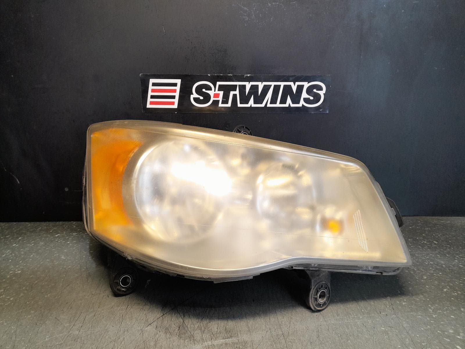 Used auto part listing image: 2009 CHRYSLER VOYAGER RIGHT HEADLAMP RT, HALOGEN, 03/08-12/14 0000345347